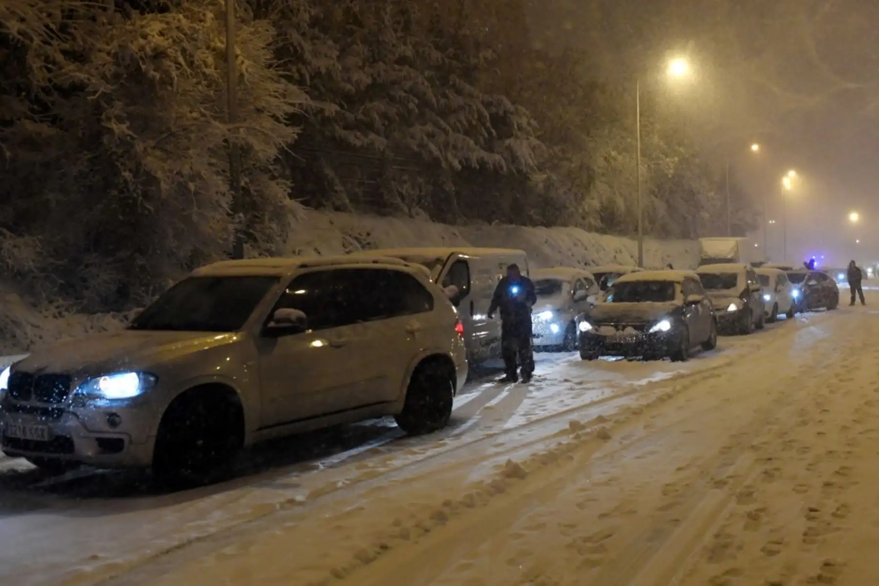 Los vehículos permanecen atascados en la carretera de circunvalación M30 en Madrid debido a una fuerte tormenta de nieve el 8 de enero de 2021. Foto: AFP