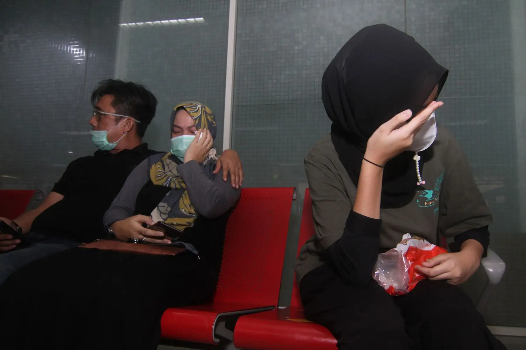 Familiares de pasajeros a bordo que perdieron el vuelo SJY182 de Sriwijaya Air esperan noticias en el aeropuerto Supadio en Pontianak en la isla de Borneo en Indonesia.
Foto: AFP