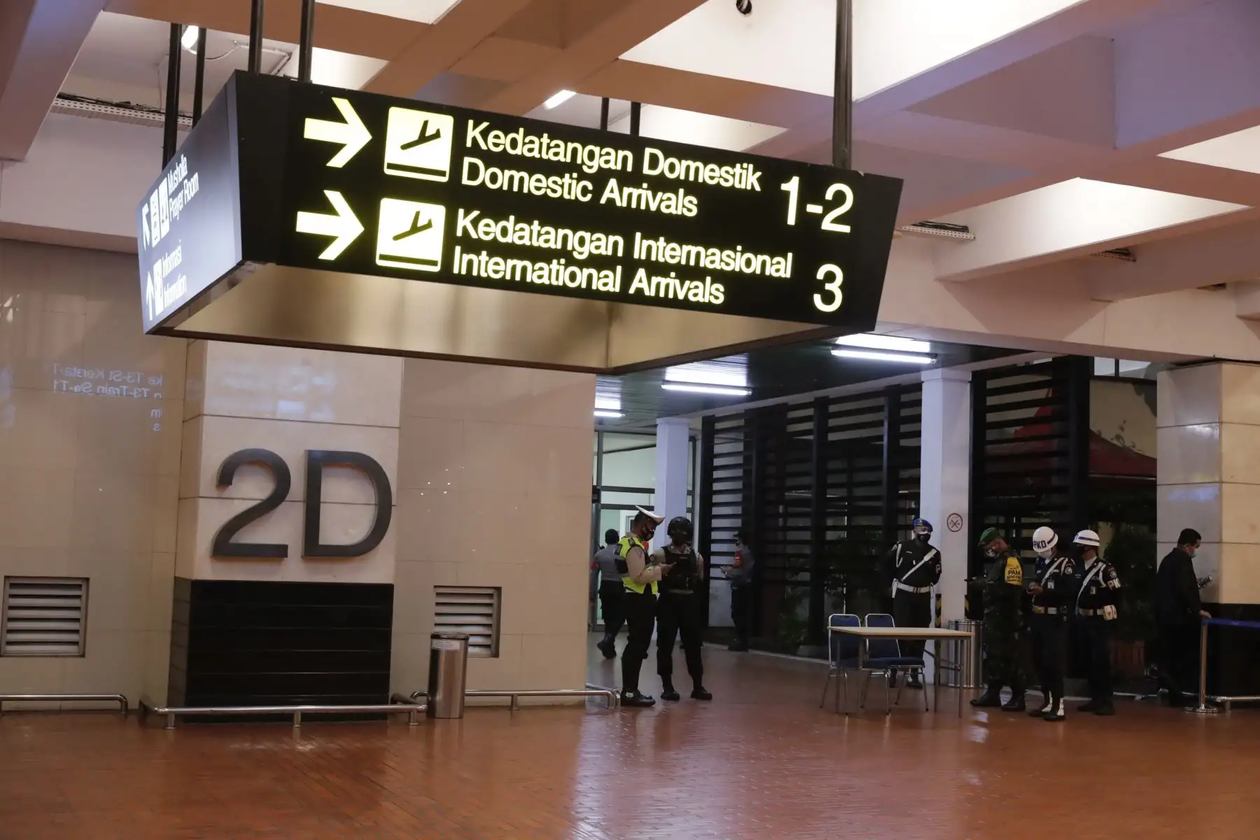 Se ve a funcionarios en el Aeropuerto Internacional Soekarno-Hatta luego del informe de que el vuelo SJ182 del avión de Sriwijaya Air perdió contacto después de despegar, en Banten, Indonesia. 
Foto: EFE