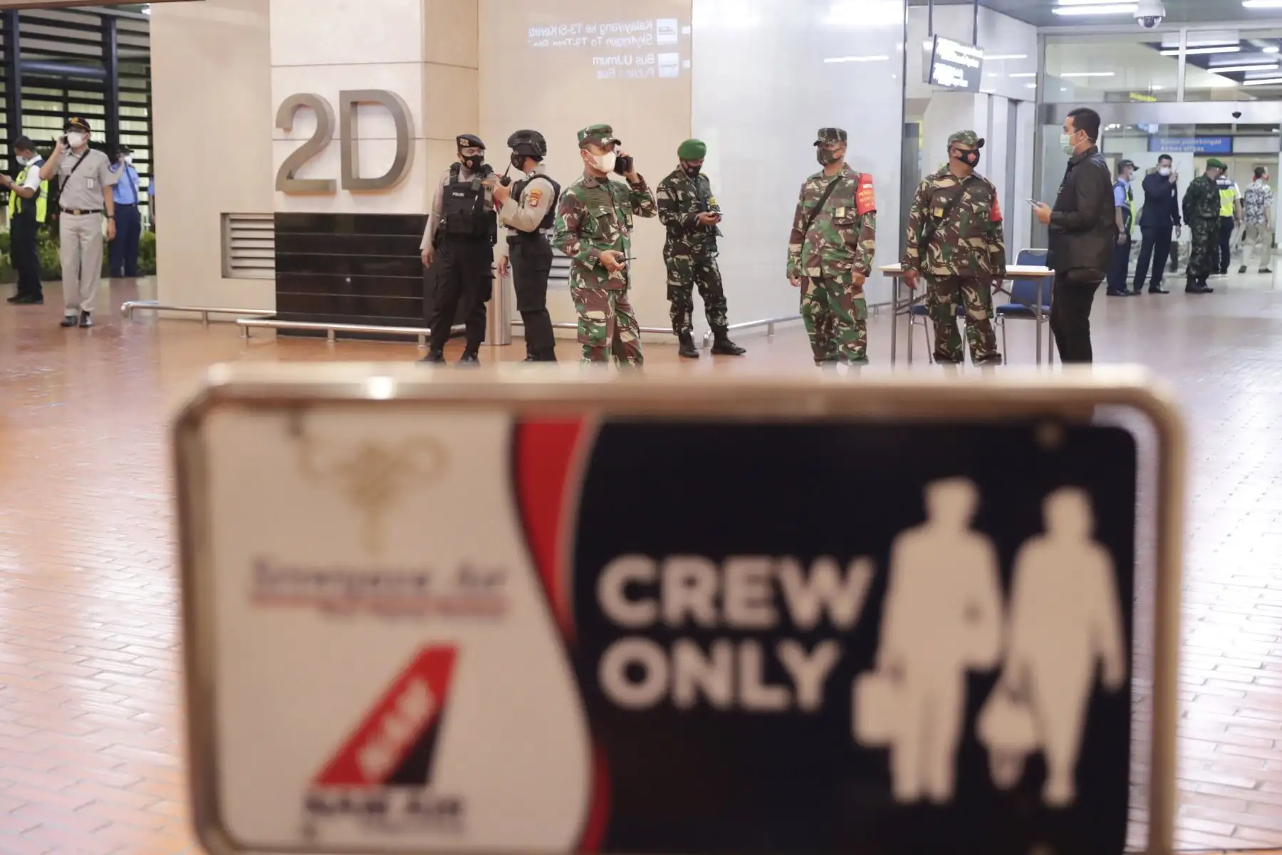 El ejército indonesio es visto en el Aeropuerto Internacional Soekarno-Hatta luego del informe de que el vuelo SJ182 del avión de Sriwijaya Air perdió contacto después de despegar, en Banten, Indonesia.
Foto: EFE