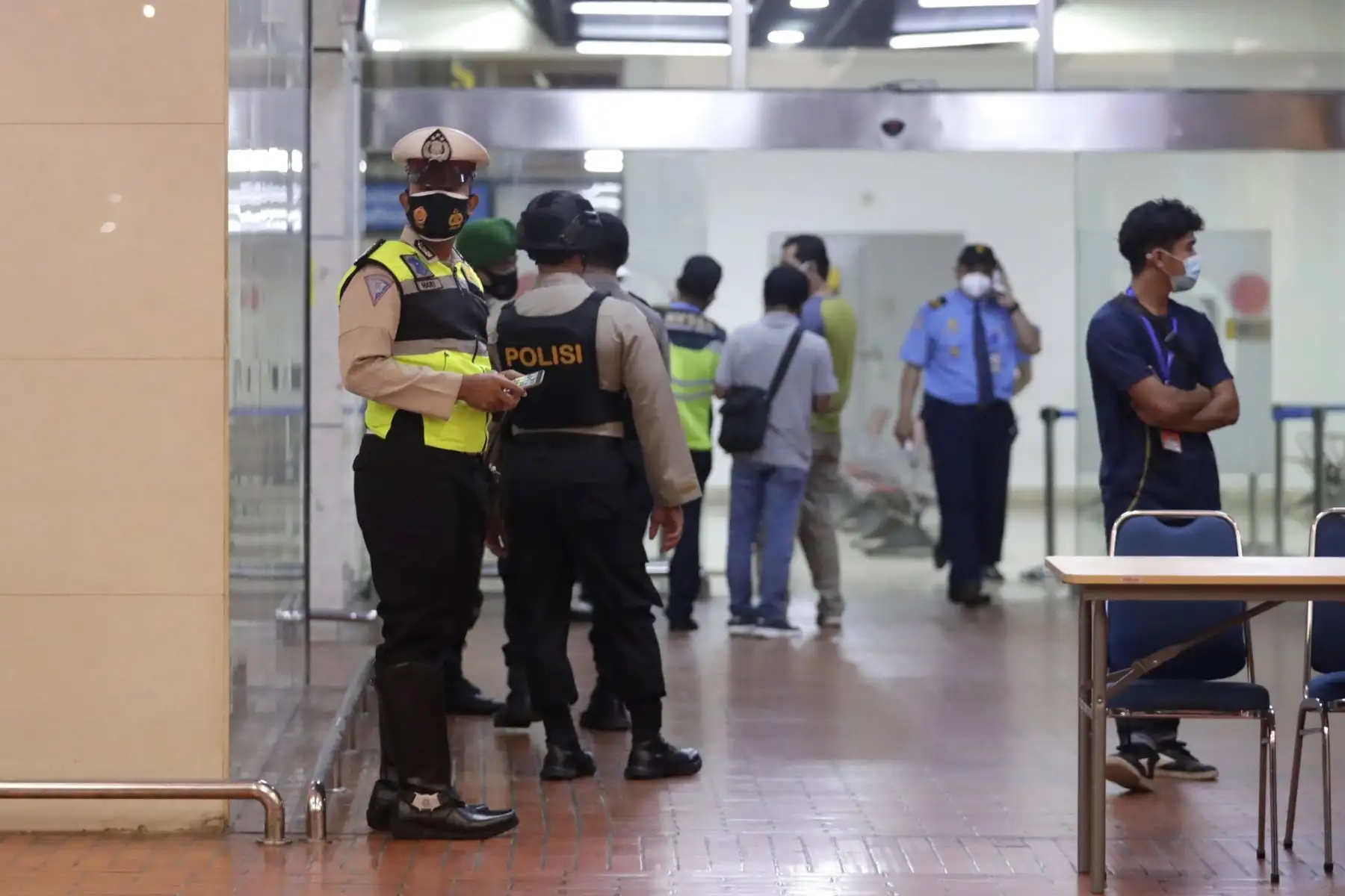 Se ve a agentes de policía indonesios en el aeropuerto internacional Soekarno-Hatta tras el informe de que el vuelo SJ182 de Sriwijaya Air perdió contacto después de despegar, en Banten, Indonesia.
Foto: EFE