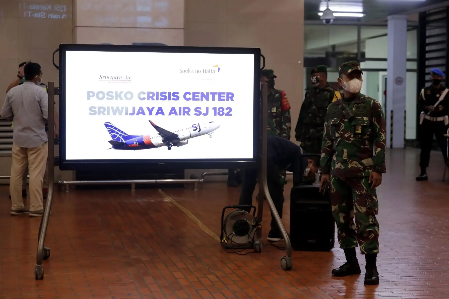 Funcionarios se reúnen en el centro de crisis del aeropuerto internacional de Soekarno-Hatta tras el informe de que el vuelo SJ182 de Sriwijaya Air perdió contacto tras despegar, en Banten, Indonesia.
Foto: EFE