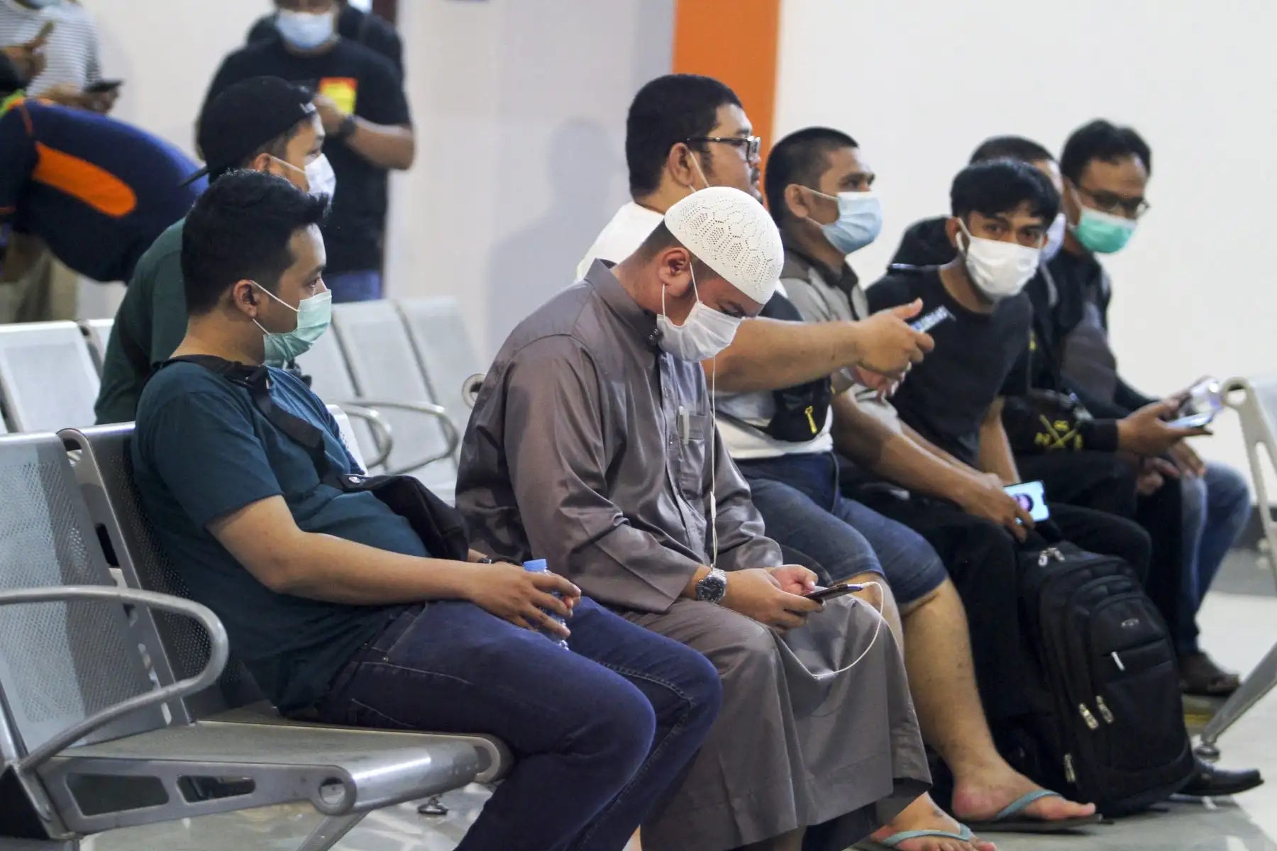 Familiares de pasajeros a bordo que perdieron el vuelo SJY182 de Sriwijaya Air esperan noticias en el aeropuerto Supadio en Pontianak.
Foto: AFP