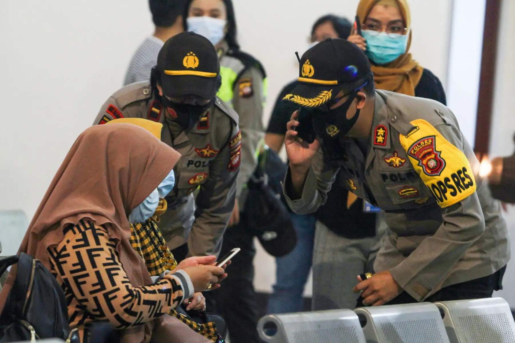 Familiares de pasajeros a bordo que perdieron el vuelo SJY182 de Sriwijaya Air esperan noticias en el aeropuerto Supadio en Pontianak.
Foto: AFP