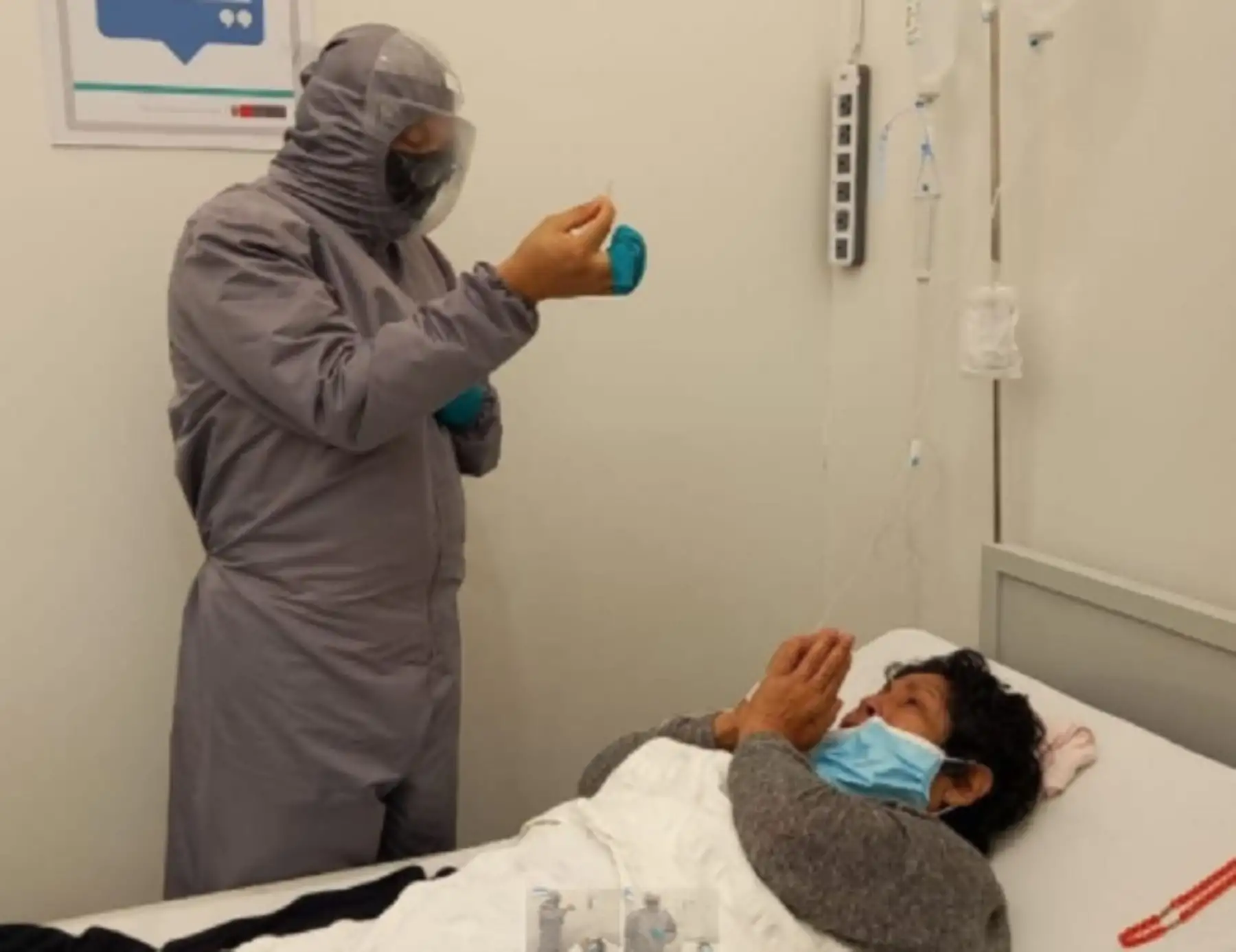 El sacerdote Sandro Requejo Morales ha dejado de vestir, temporalmente, la sotana para colocarse un traje de bioseguridad y así poder cumplir la misión que le ha encomendado la Diócesis de Chimbote: dar soporte espiritual a las personas diagnosticadas con covid-19, especialmente a los que se encuentran hospitalizados.