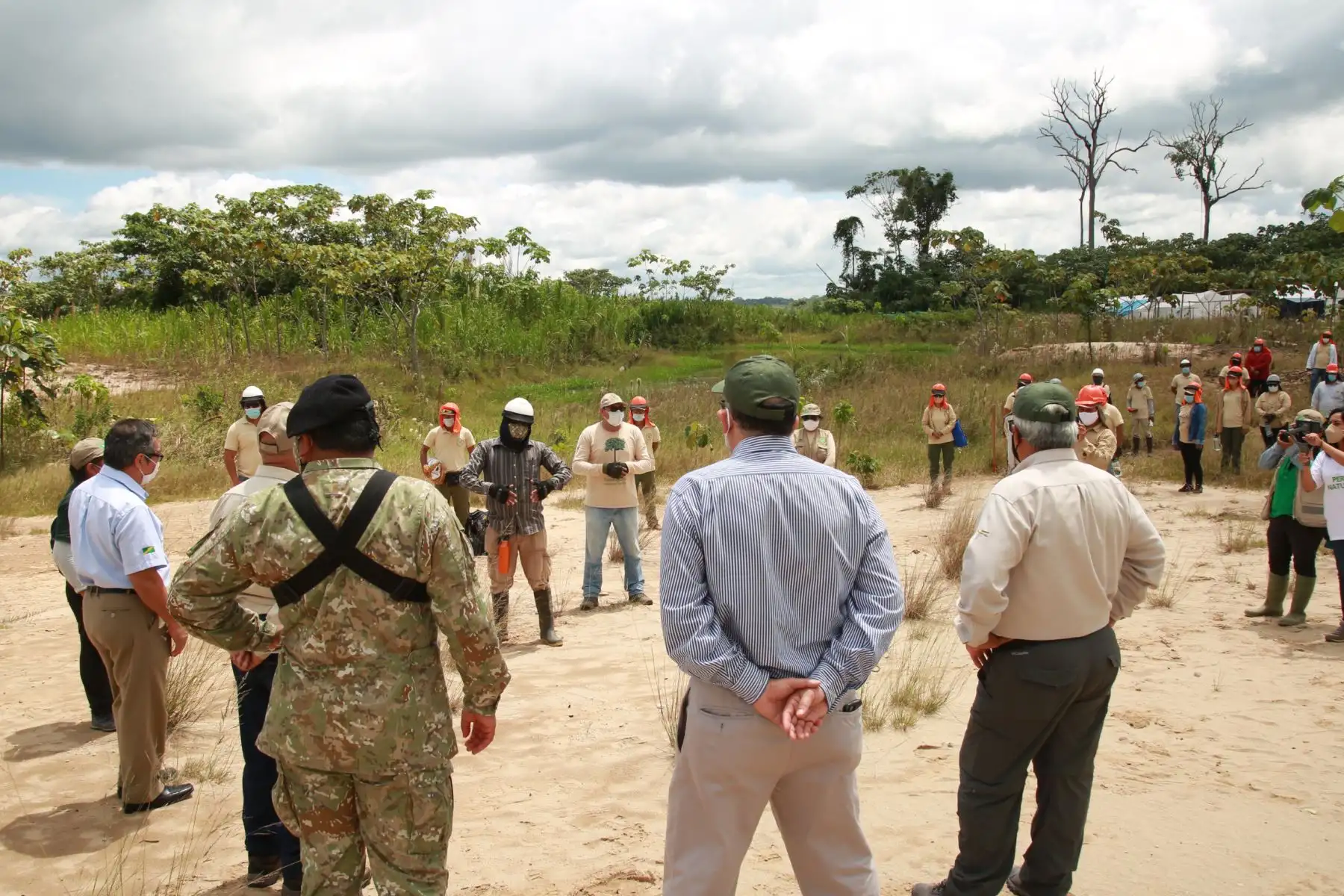 El Ministerio del Ambiente, SERNANP, las Fuerzas Armadas y policiales realizan actividades de restauración en los espacios afectados por la Minería Ilegal en la Reserva Nacional Tambopata de Madre De Dios.
Foto: Minam