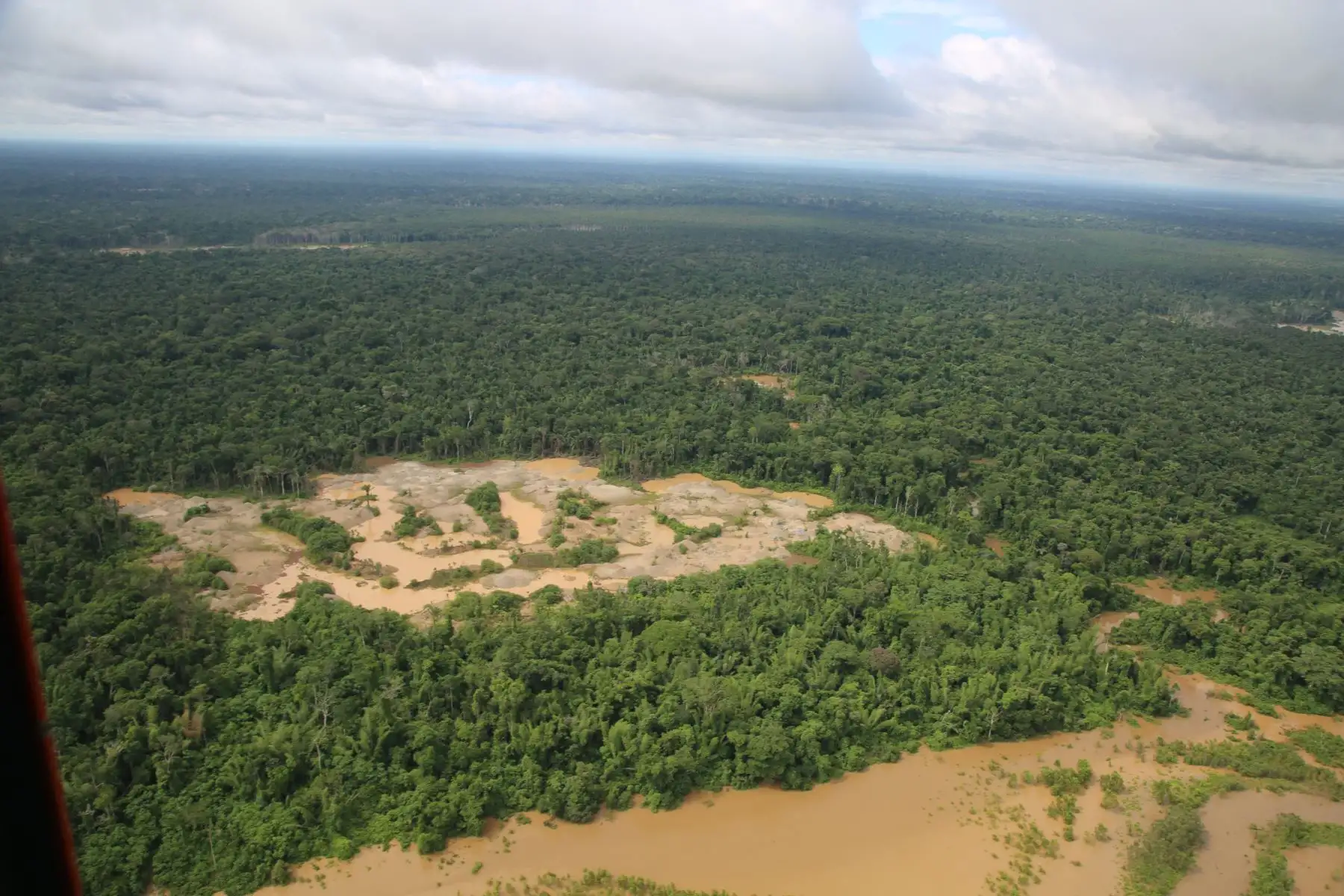 El Ministerio del Ambiente, SERNANP, las Fuerzas Armadas y policiales realizan actividades de restauración en los espacios afectados por la Minería Ilegal en la Reserva Nacional Tambopata de Madre De Dios.
Foto: Minam