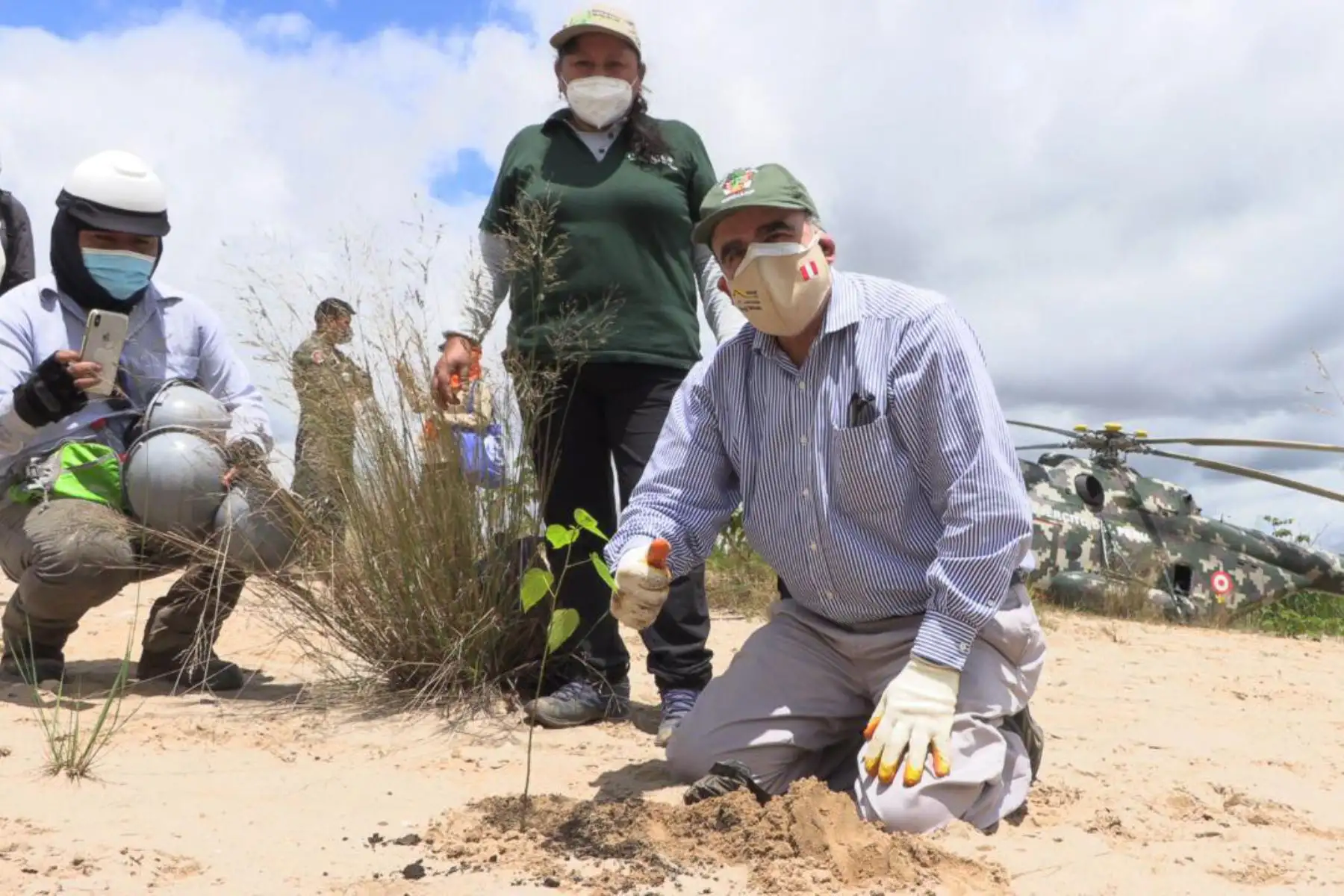 El Ministerio del Ambiente, SERNANP, las Fuerzas Armadas y policiales realizan actividades de restauración en los espacios afectados por la Minería Ilegal en la Reserva Nacional Tambopata de Madre De Dios.
Foto: Minam