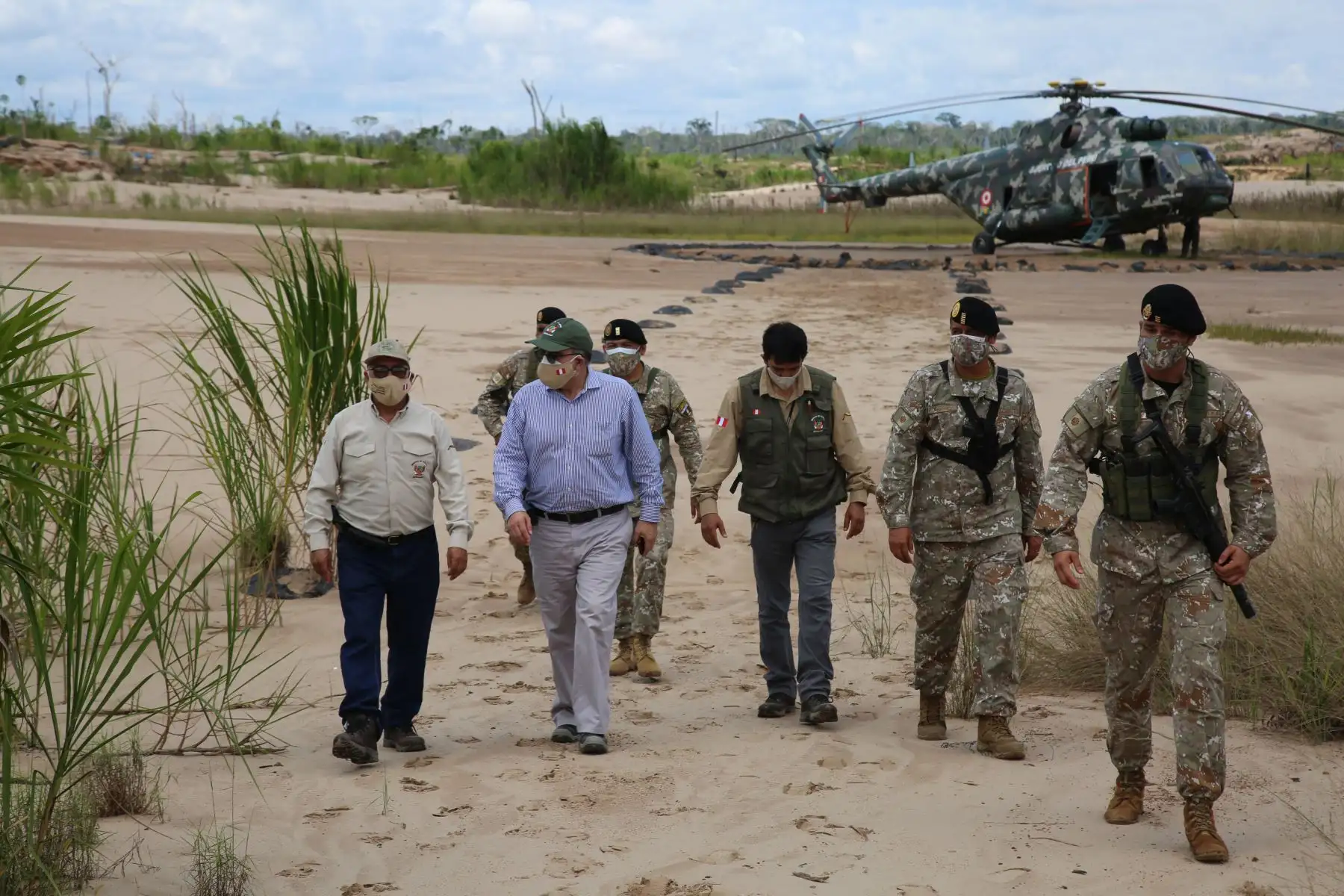 El Ministerio del Ambiente, SERNANP, las Fuerzas Armadas y policiales realizan actividades de restauración en los espacios afectados por la Minería Ilegal en la Reserva Nacional Tambopata de Madre De Dios.
Foto: Minam