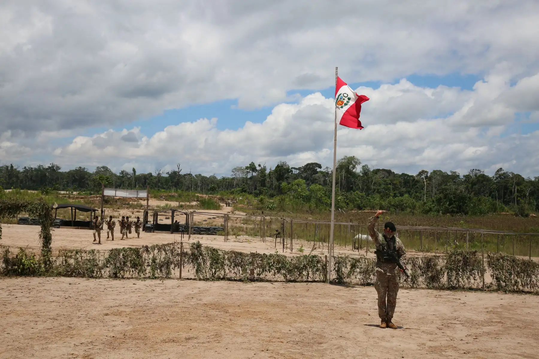 El Ministerio del Ambiente, SERNANP
 , las Fuerzas Armadas y policiales realizan actividades de restauración en los espacios afectados por la Minería Ilegal en la Reserva Nacional Tambopata de Madre De Dios.
Foto:Minam