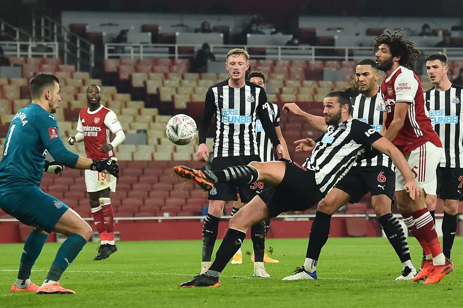 El delantero inglés del Newcastle, despeja el balón de su propia área de penalti durante el partido de fútbol por la Copa FA inglesa entre el Arsenal y el Newcastle.
Foto: AFP