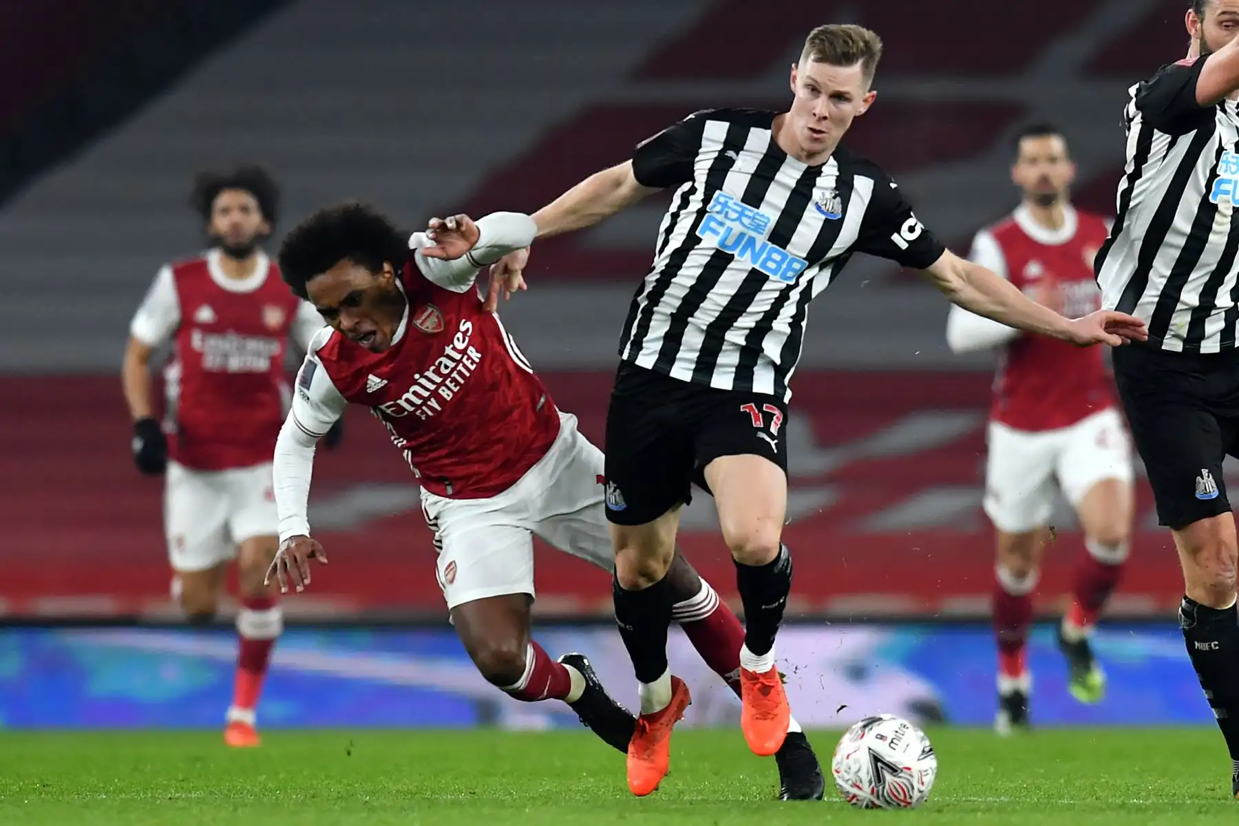 El mediocampista brasileño del Arsenal Willian compite con el defensor sueco del Newcastle United, Emil Krafth durante el partido de fútbol por la Copa FA inglesa entre el Arsenal y el Newcastle.
Foto: AFP