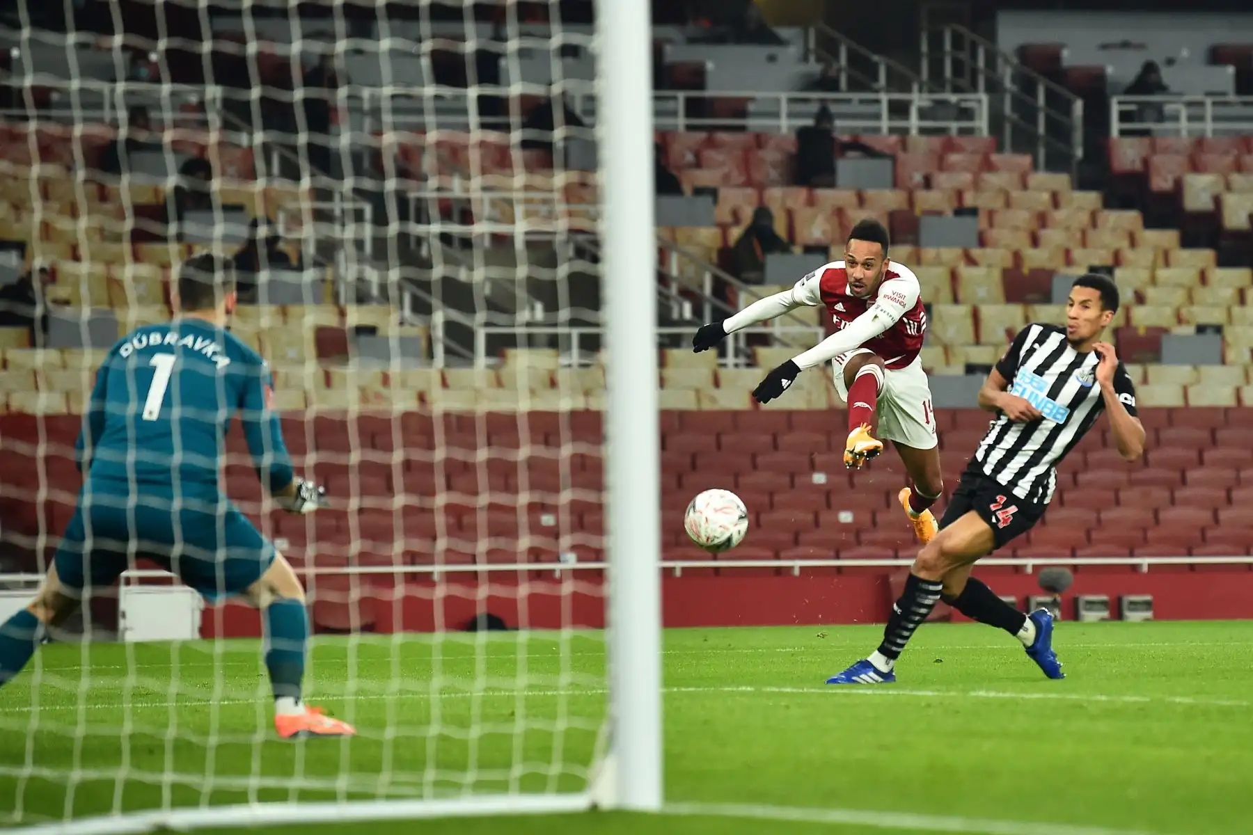 El delantero gabonés del Arsenal, Pierre-Emerick Aubameyang, tiene un disparo fallido durante el partido de fútbol por la Copa FA inglesa entre el Arsenal y el Newcastle.
Foto: AFP