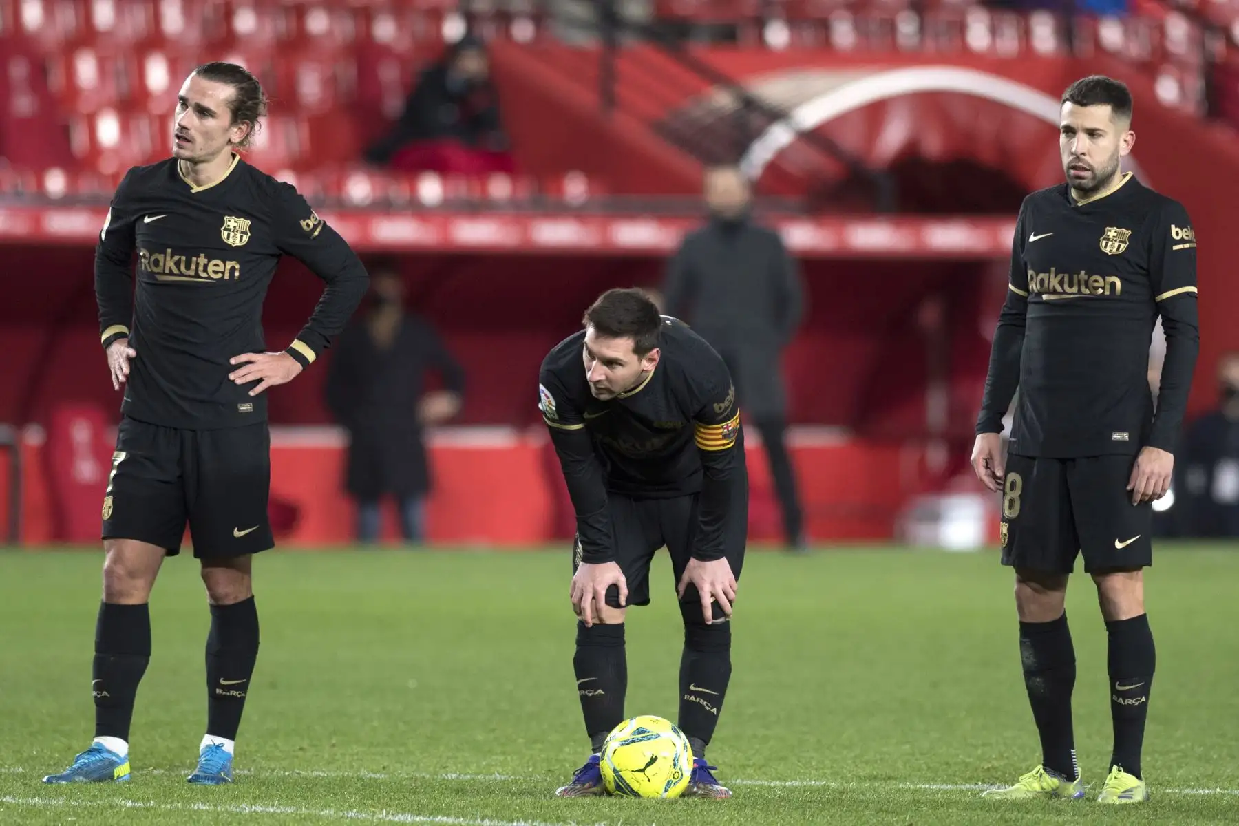 El delantero argentino del Barcelona Lionel Messi  espera patear el balón entre el centrocampista francés del Barcelona Antoine Griezmanni y el defensor español Jordi Alba del Barcelona durante el partido de fútbol de la Liga española entre Granada y Barcelona.
Foto: AFP