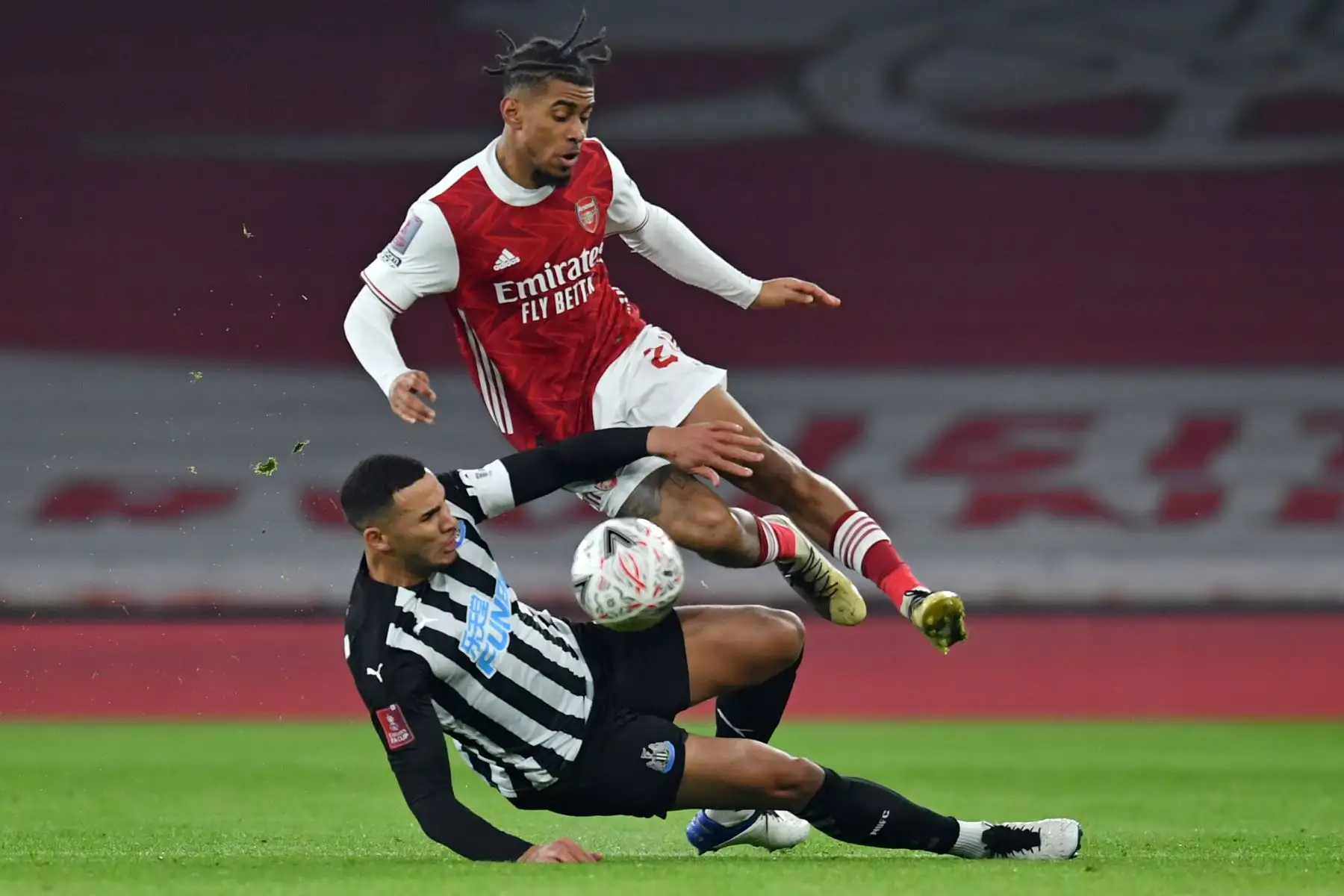 El defensor inglés del Newcastle, Jamaal Lascelles  está compite con el mediocampista inglés del Arsenal Reiss Nelson durante el partido de fútbol  de la Copa FA inglesa entre el Arsenal y el Newcastle.
Foto: AFP