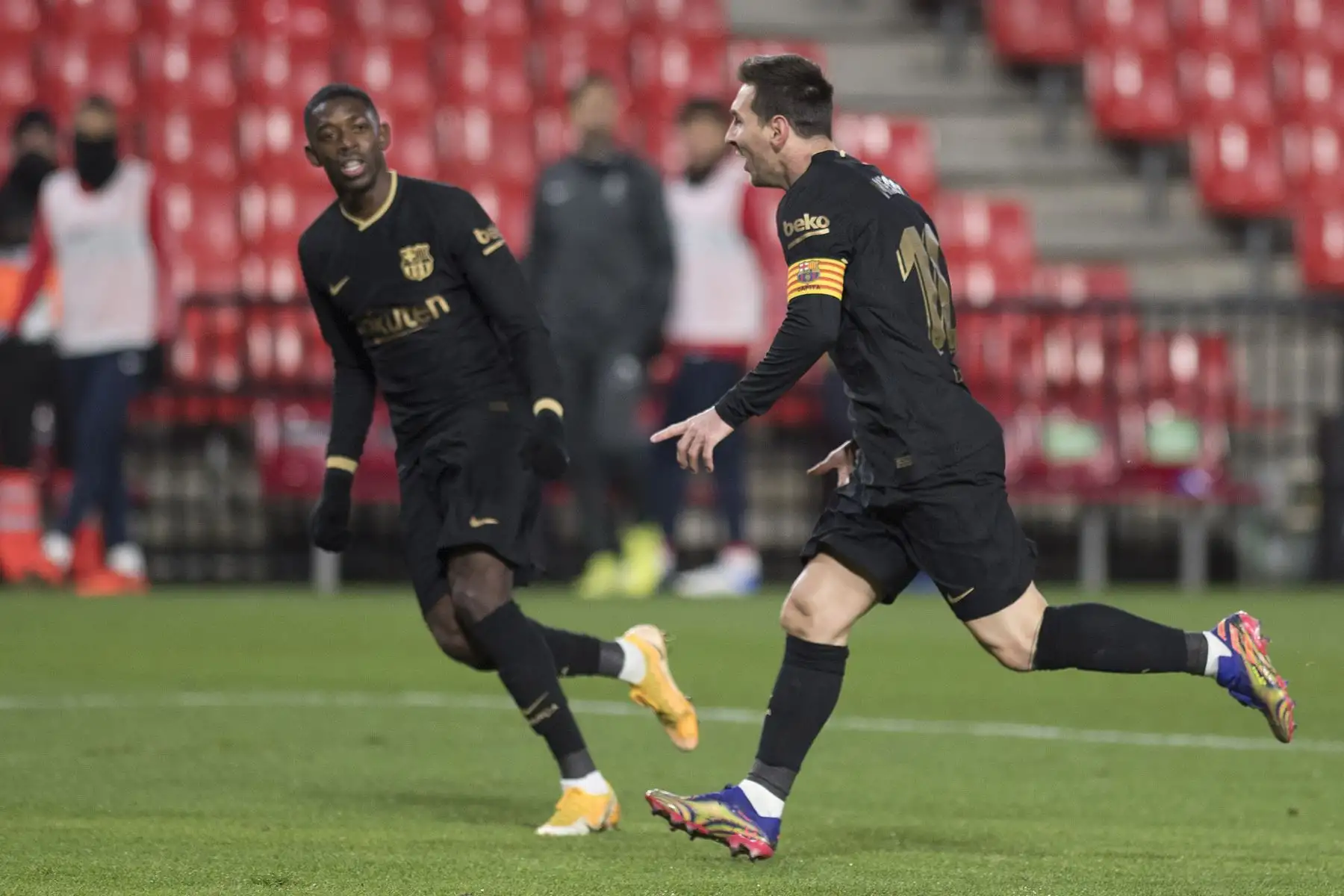 El delantero argentino del Barcelona Lionel Messi  celebra con el delantero francés del Barcelona Ousmane Dembele tras marcar un gol durante el partido de fútbol de la Liga española entre Granada y Barcelona.
Foto:  AFP