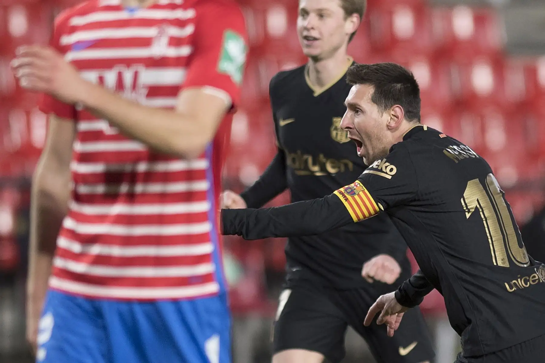 El delantero argentino del Barcelona Lionel Messi celebra tras marcar un gol durante el partido de fútbol de la Liga española entre Granada y Barcelona.
Foto: AFP