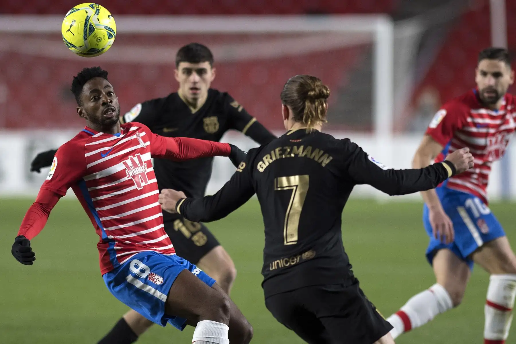 El centrocampista camerunés del Granada Yan Brice Eteki desafía al delantero francés del Barcelona Antoine Griezmann durante el partido de fútbol de la Liga española entre Granada y Barcelona.
Foto: AFP