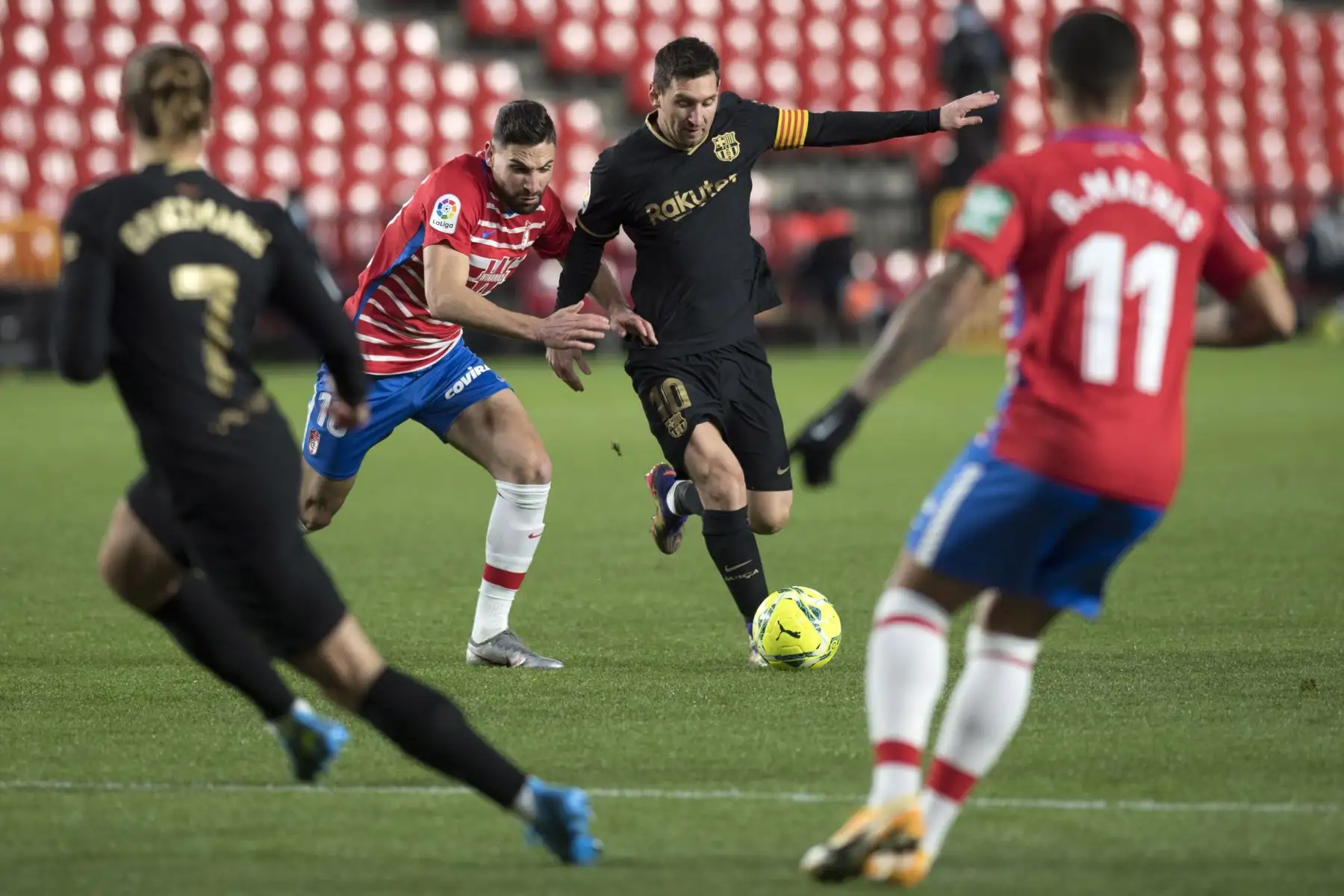 El centrocampista español del Granada Antonio Puertas  desafía al delantero argentino del Barcelona Lionel Messi durante el partido de fútbol de la Liga española entre Granada y Barcelona.
Foto: AFP