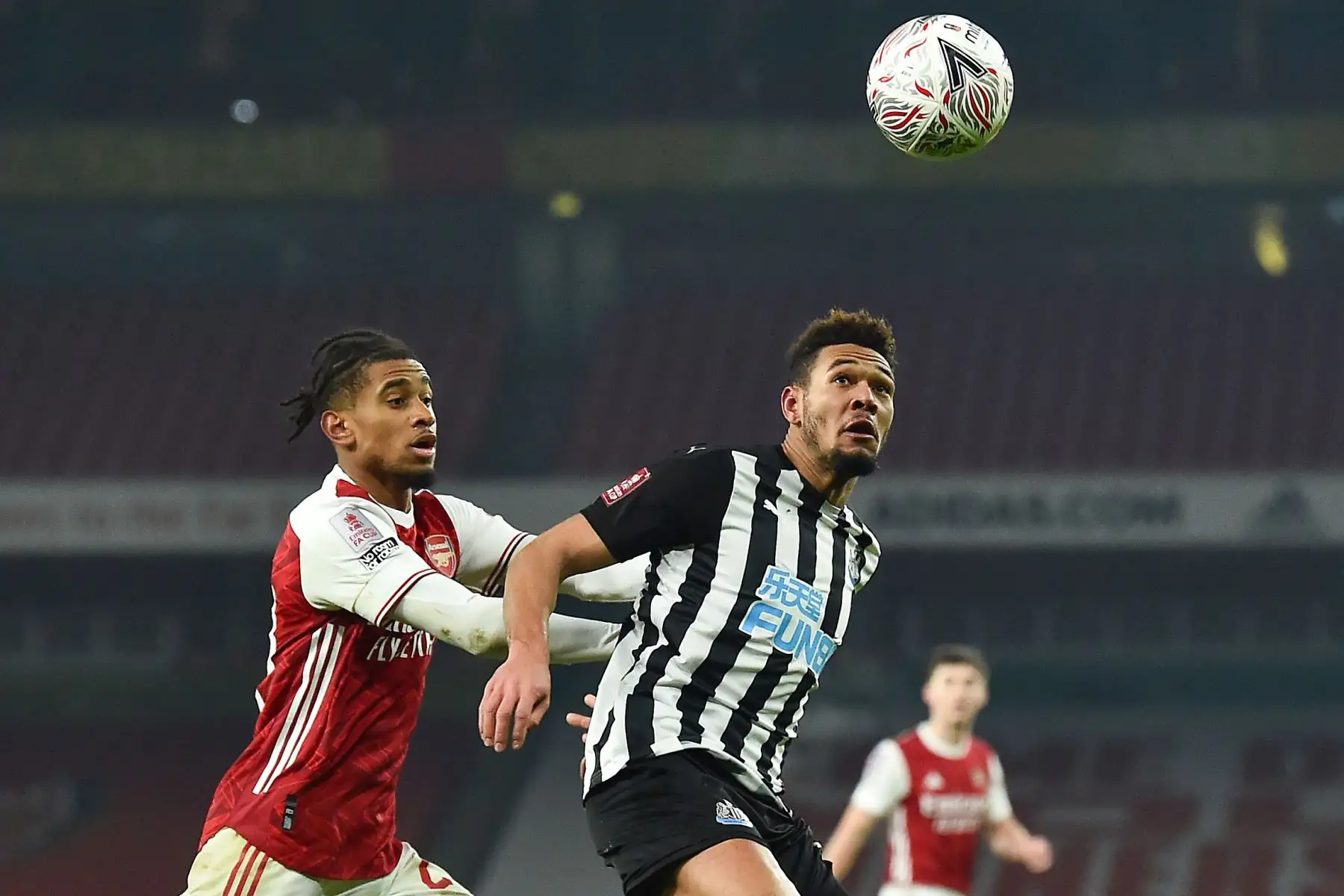 El delantero brasileño del Newcastle compite con el mediocampista inglés del Arsenal Reiss Nelson durante la tercera ronda de la Copa FA inglesa entre el Arsenal y el Newcastle.
Foto: AFP