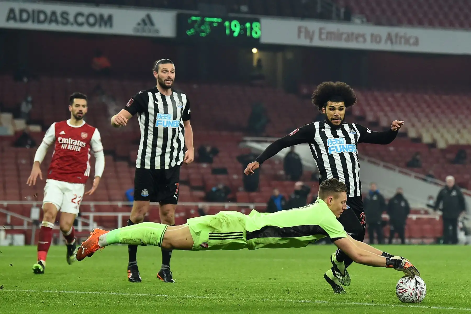 El portero alemán del Arsenal, Bernd Leno, salva a los pies del defensor estadounidense del Newcastle United, DeAndre Yedlin, durante el partido por la Copa FA inglesa entre el Arsenal y el Newcastle.
Foto: AFP