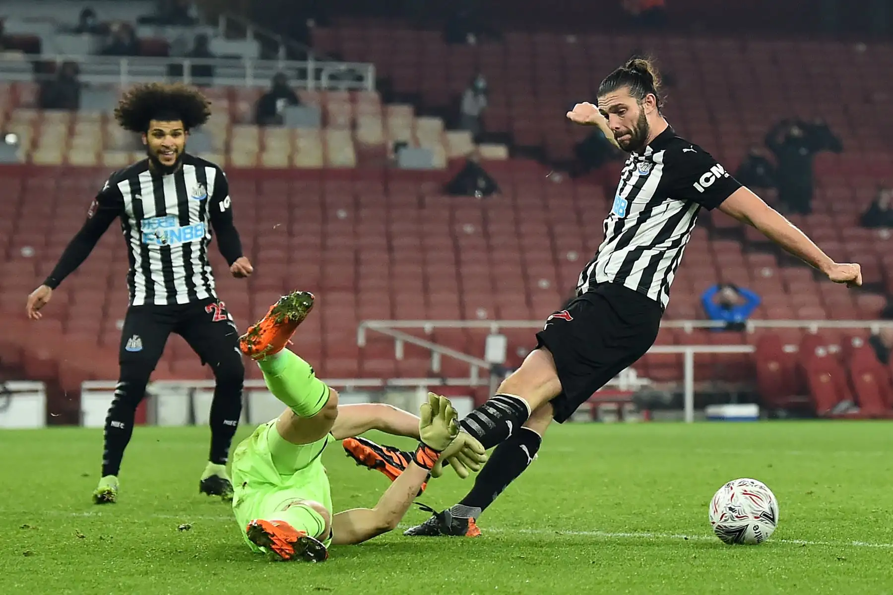 El portero alemán del Arsenal, Bernd Leno, salva a los pies del delantero inglés del Newcastle durante el partido de fútbol por la Copa FA inglesa entre el Arsenal y el Newcastle.
Foto: AFP