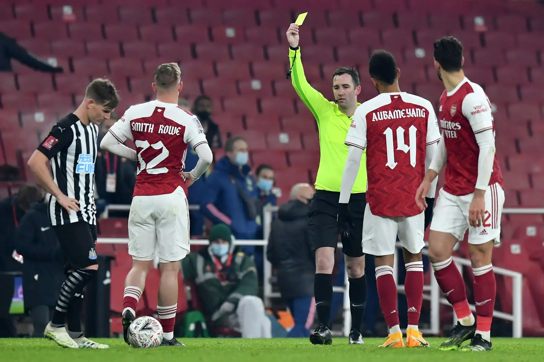El árbitro inglés Chris Kavanagh muestra una tarjeta amarilla al mediocampista inglés del Arsenal, Emile Smith Rowe, luego de revisar su tarjeta roja inicial durante el partido de fútbol de la tercera ronda de la Copa FA inglesa entre el Arsenal y el Newcastle.
Foto: AFP