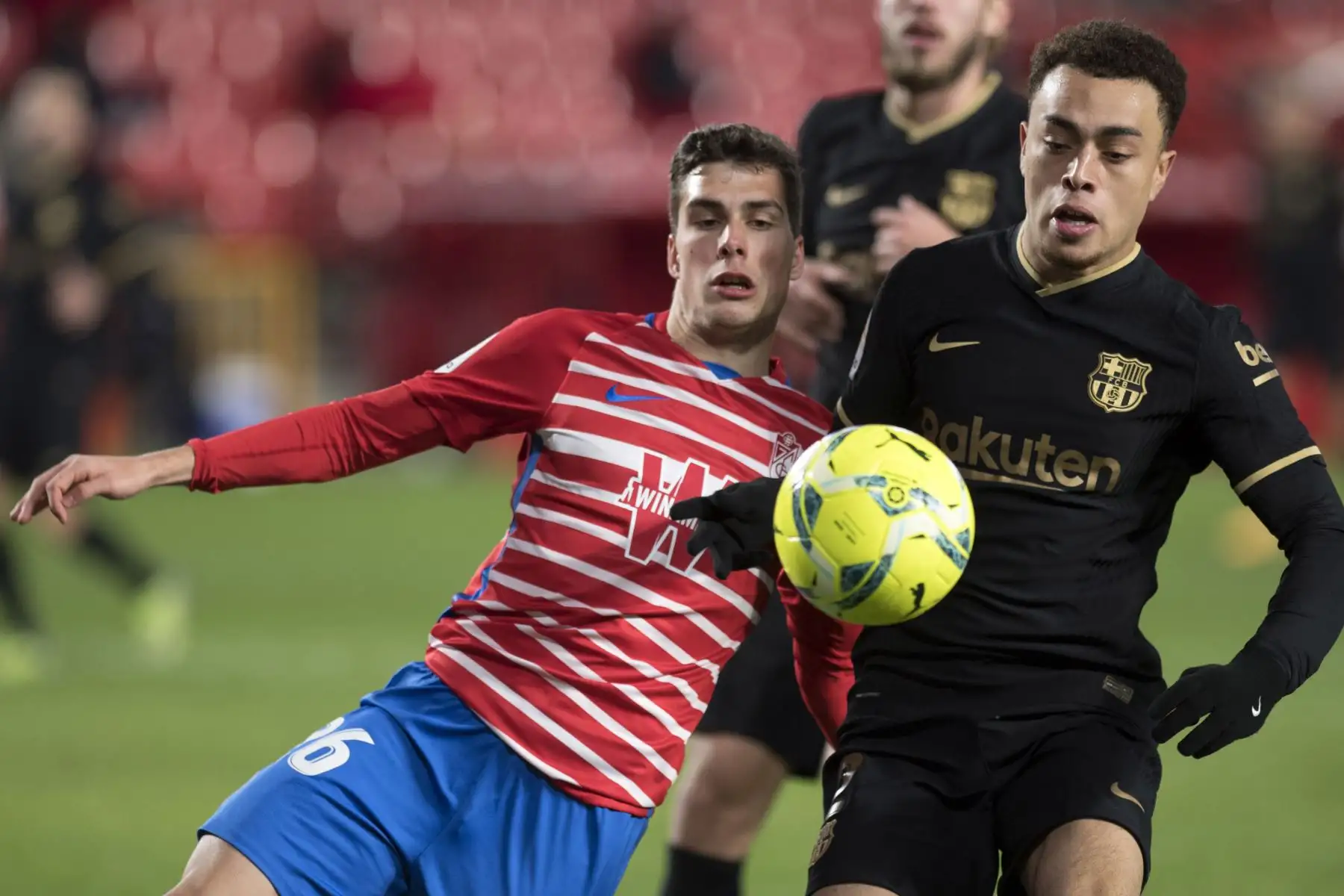 El centrocampista español del Granada Alberto Soro  Desafía al defensor estadounidense del Barcelona Sergino Dest durante el partido de fútbol de la Liga española entre Granada y Barcelona. 
Foto: AFP