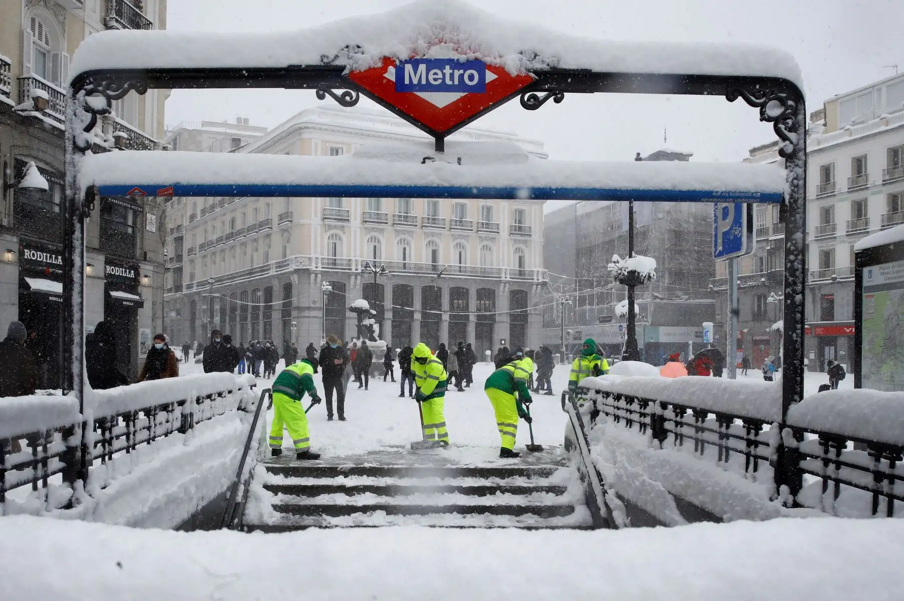 Madrid amanece sin autobuses, con cortes en Metro y sin vuelos en Barajas. Foto: EFE