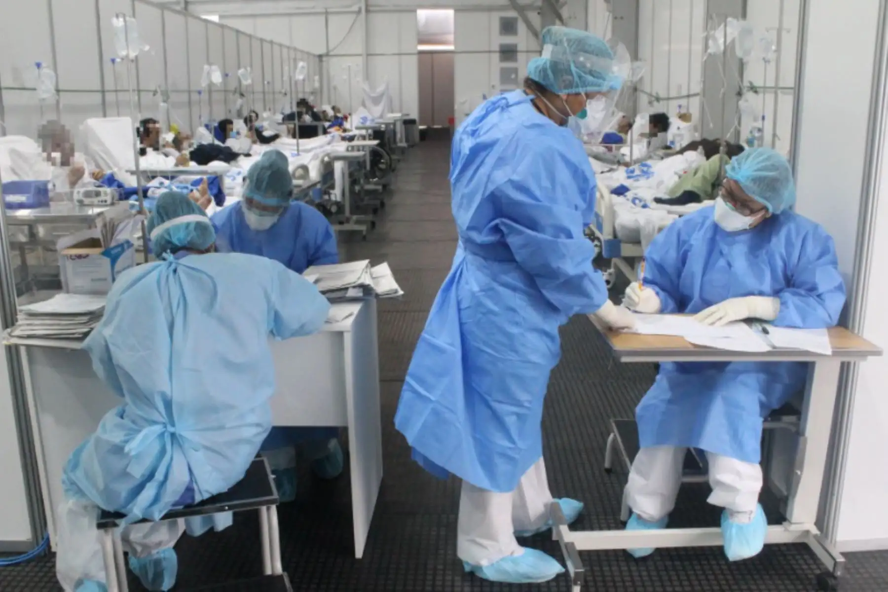 Personal sanitario de EsSalud atiende un área de personas hospitalizadas por covid-19. ANDINA/Difusión
