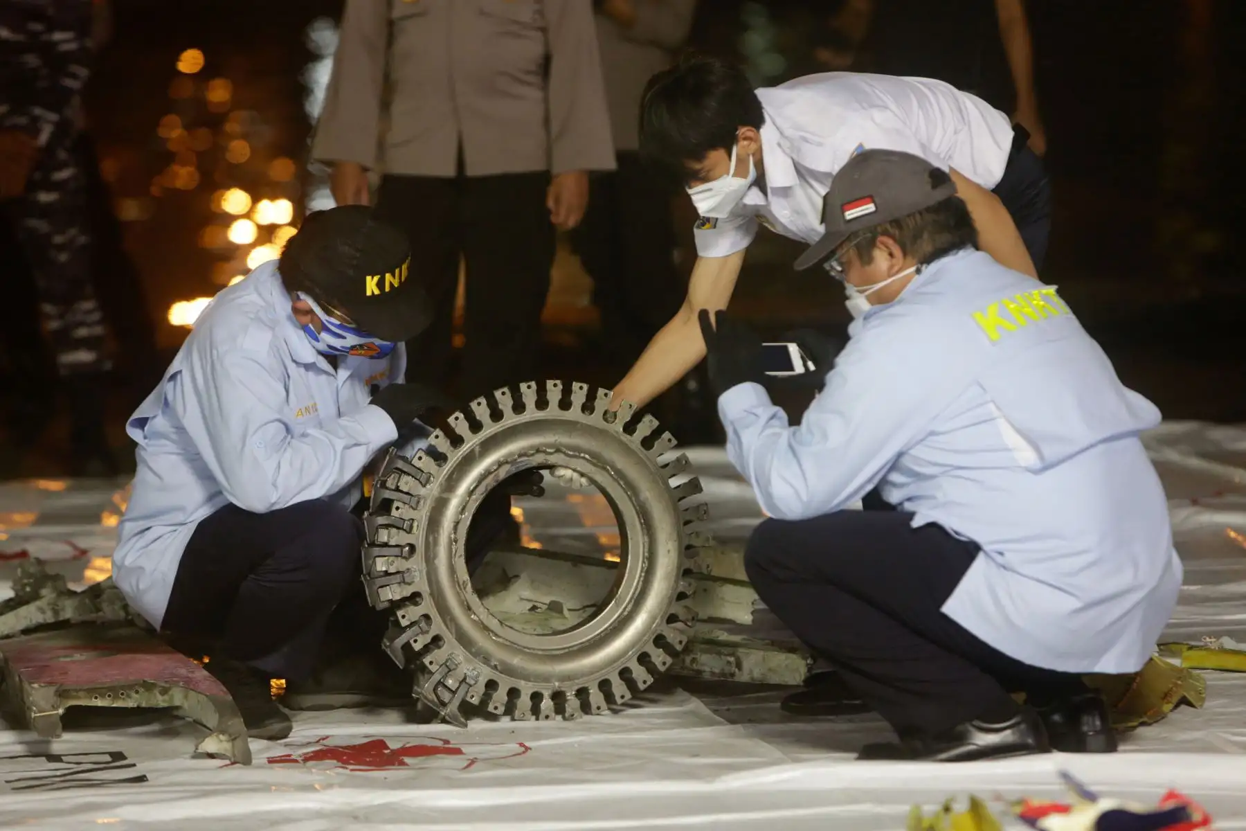 Los miembros del Comité Nacional de Seguridad en el Transporte inspeccionan los restos sospechosos del vuelo SJ182 de Sriwijaya Air, encontrados en el agua frente a Yakarta, en el puerto de Tanjung Priok en Yakarta, Indonesia.
Foto: EFE