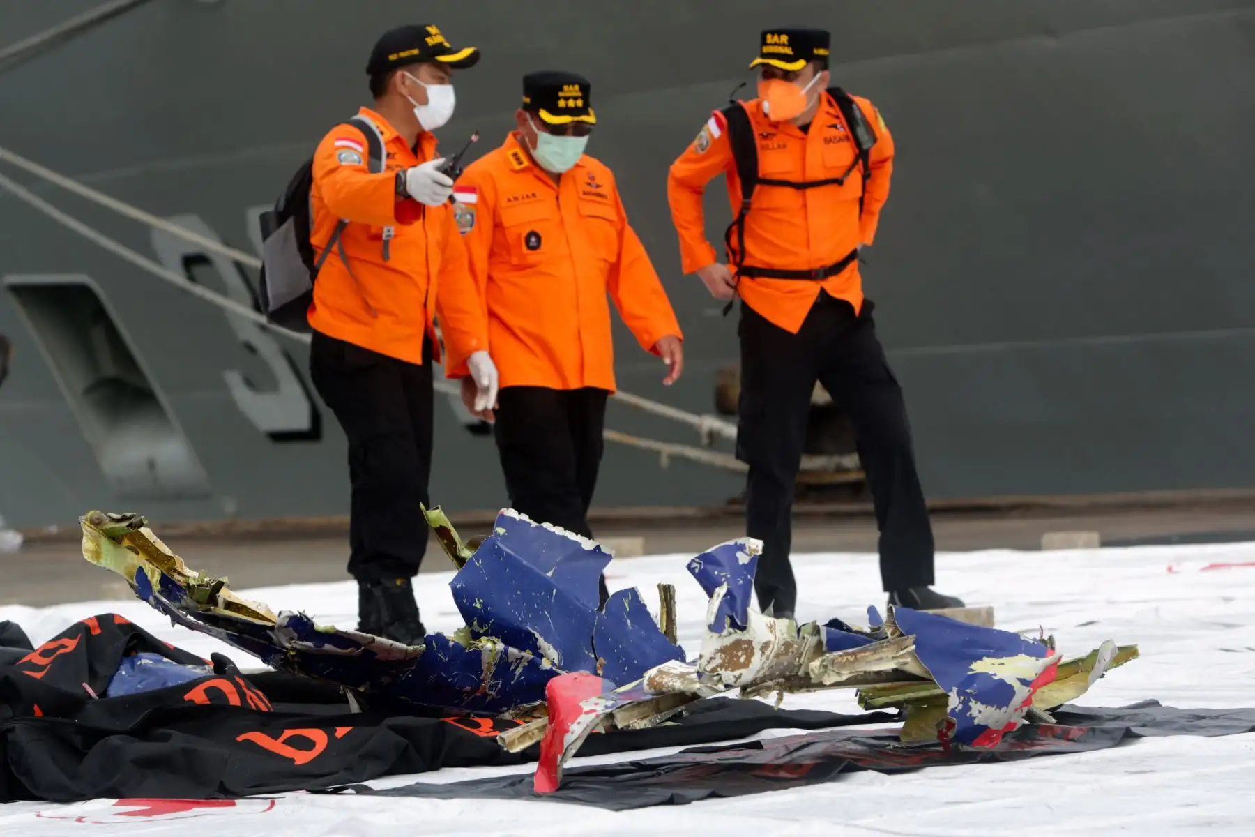 Miembros de la Agencia Nacional de Búsqueda y Rescate de Indonesia  inspeccionan los restos sospechosos del vuelo SJ182 de Sriwijaya Air, encontrados en el agua frente a Yakarta, en el puerto de Tanjung Priok en Yakarta, Indonesia.
Foto: EFE