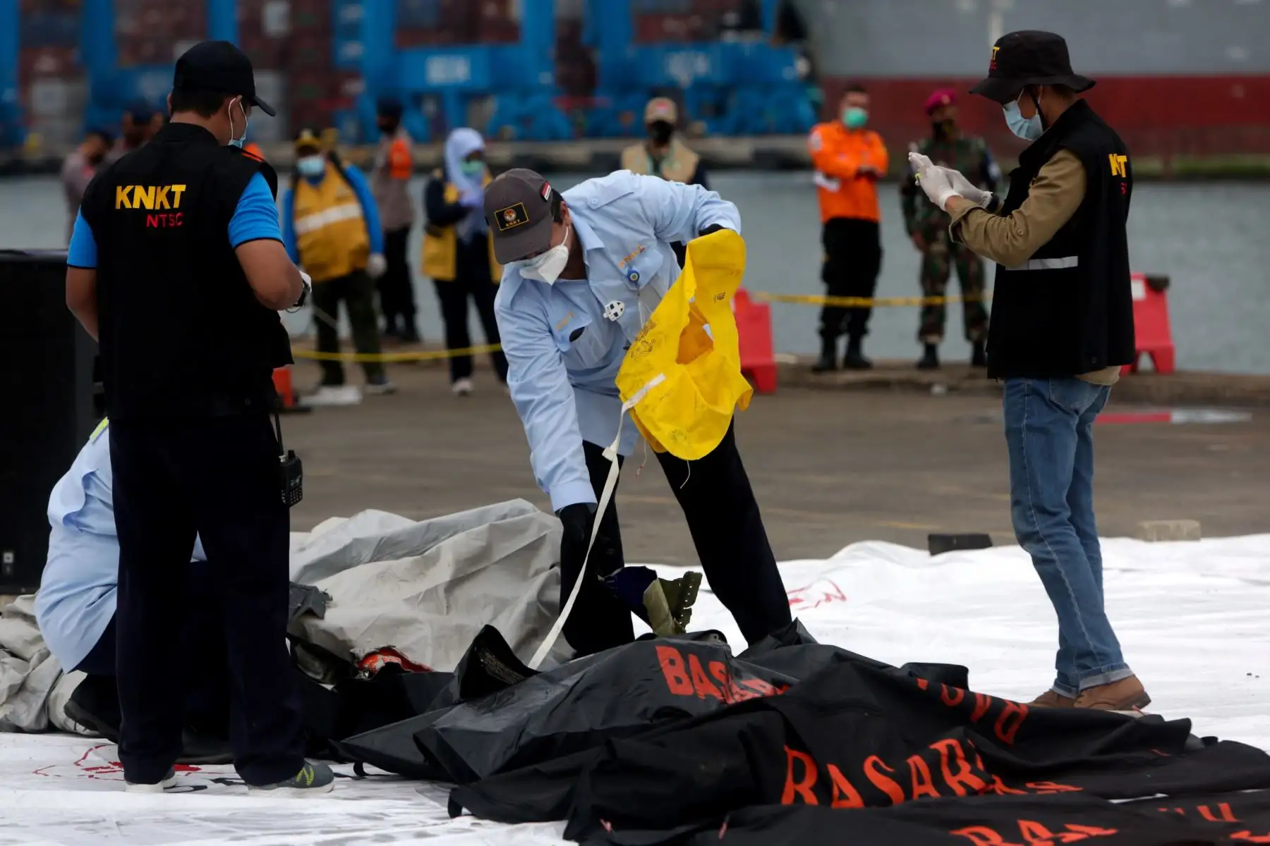 Miembros de la Agencia Nacional de Búsqueda y Rescate de Indonesia  inspeccionan los restos sospechosos del vuelo SJ182 de Sriwijaya Air, encontrados en el agua frente a Yakarta, en el puerto de Tanjung Priok en Yakarta, Indonesia.
Foto: AFP