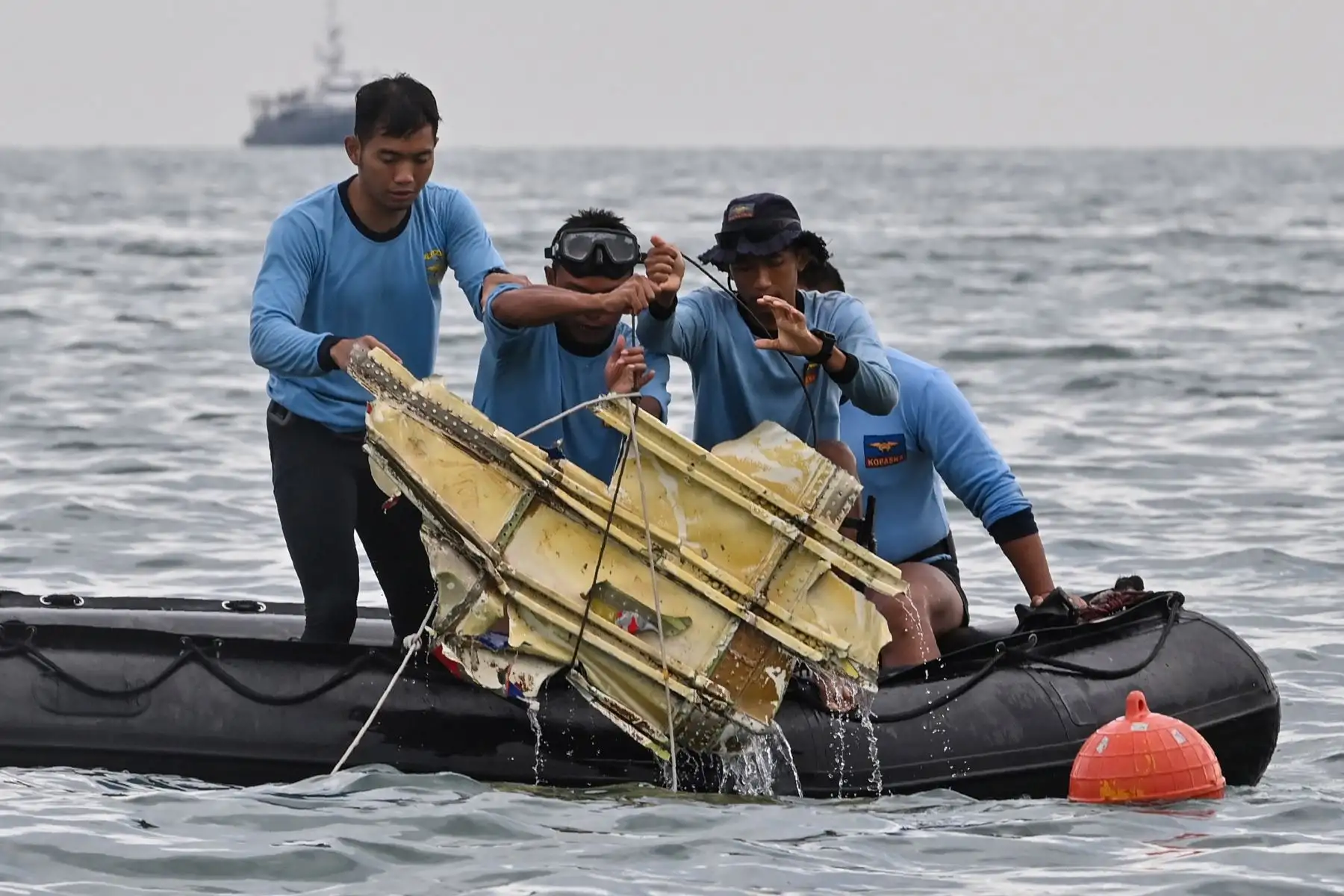 Buzos de la Armada de Indonesia retienen los restos del vuelo SJY182 de Sriwijaya Air durante una operación de búsqueda y rescate en el mar cerca de la isla Lancang, después de que el Boeing 737-500 se estrellara poco después de despegar del aeropuerto de Yakarta.
Foto: AFP