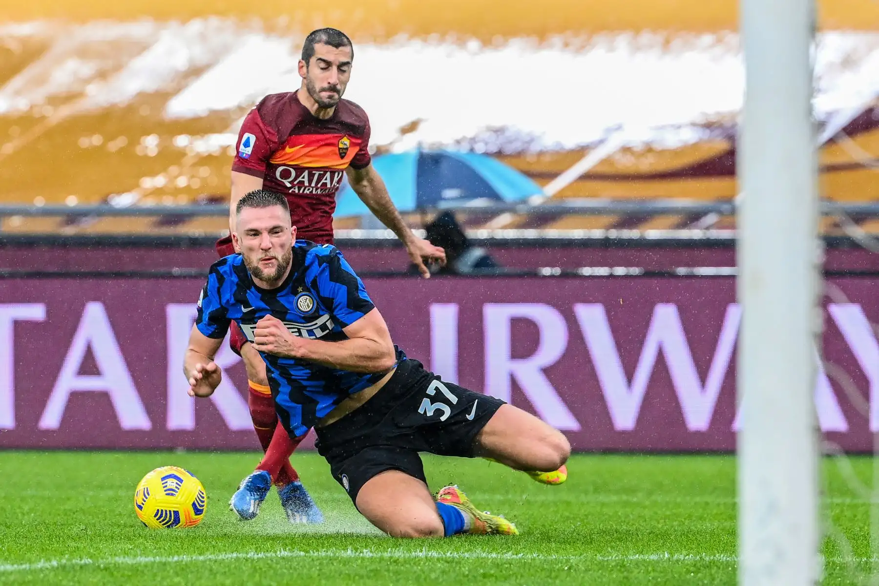 El defensor eslovaco del Inter de Milán Milan Skriniar y el mediocampista armenio de la Roma Henrikh Mkhitaryan van por el balón durante el partido de fútbol entre Roma vs Inter de Milán en el Estadio Olímpico de Roma. 
Foto:  AFP