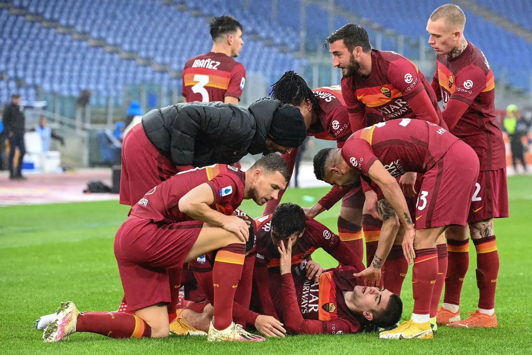 El defensor italiano de la Roma Gianluca Mancini celebra con sus compañeros de equipo después de anotar un empate durante el partido de fútbol entre Roma vs Inter de Milán  en el Estadio Olímpico de Roma.
Foto: AFP