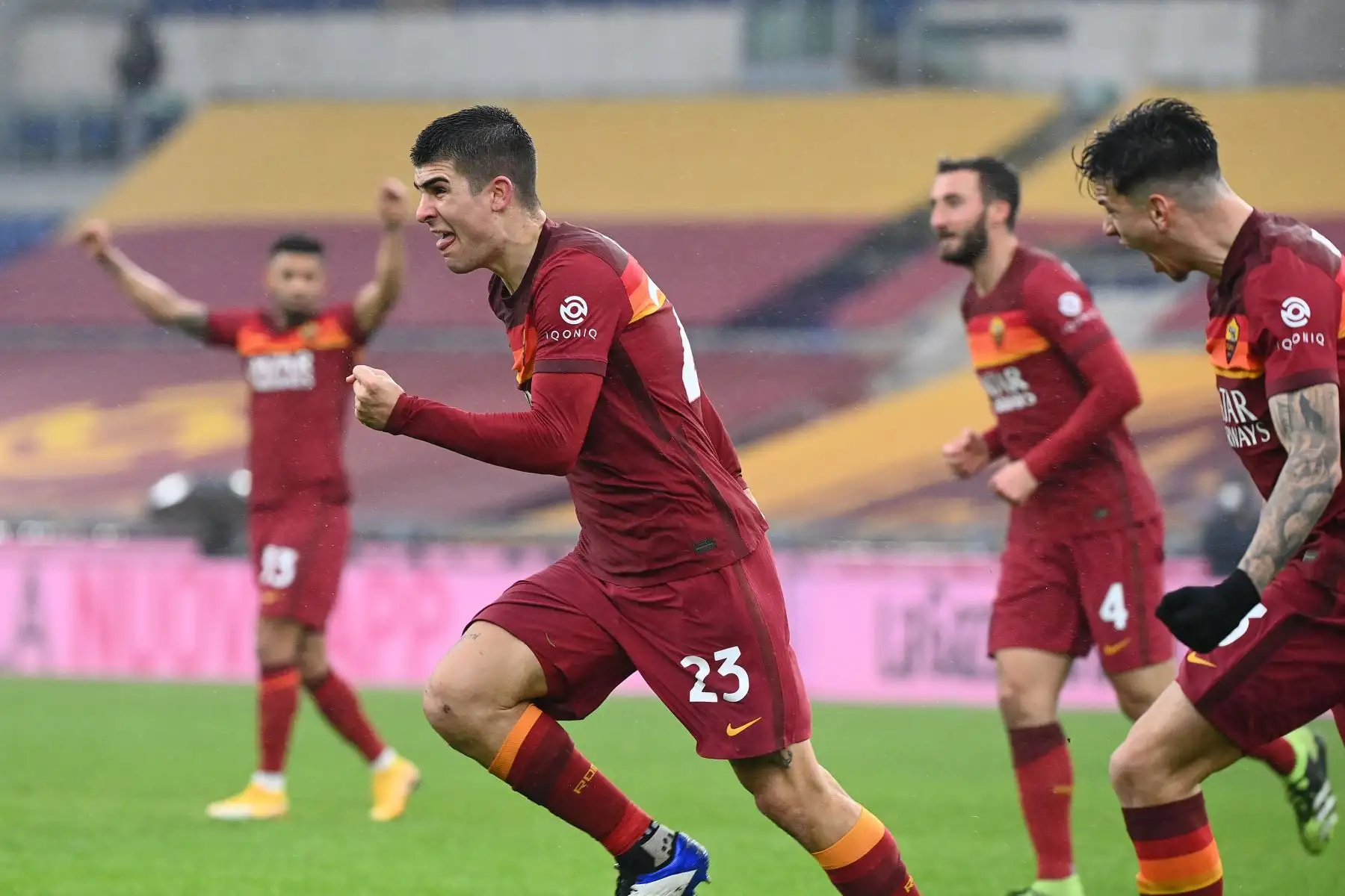 El defensor italiano de la Roma Gianluca Mancini celebra tras anotar un empate durante el partido de fútbol entre  Roma vs Inter de Milán en el Estadio Olímpico de Roma. Foto: AFP