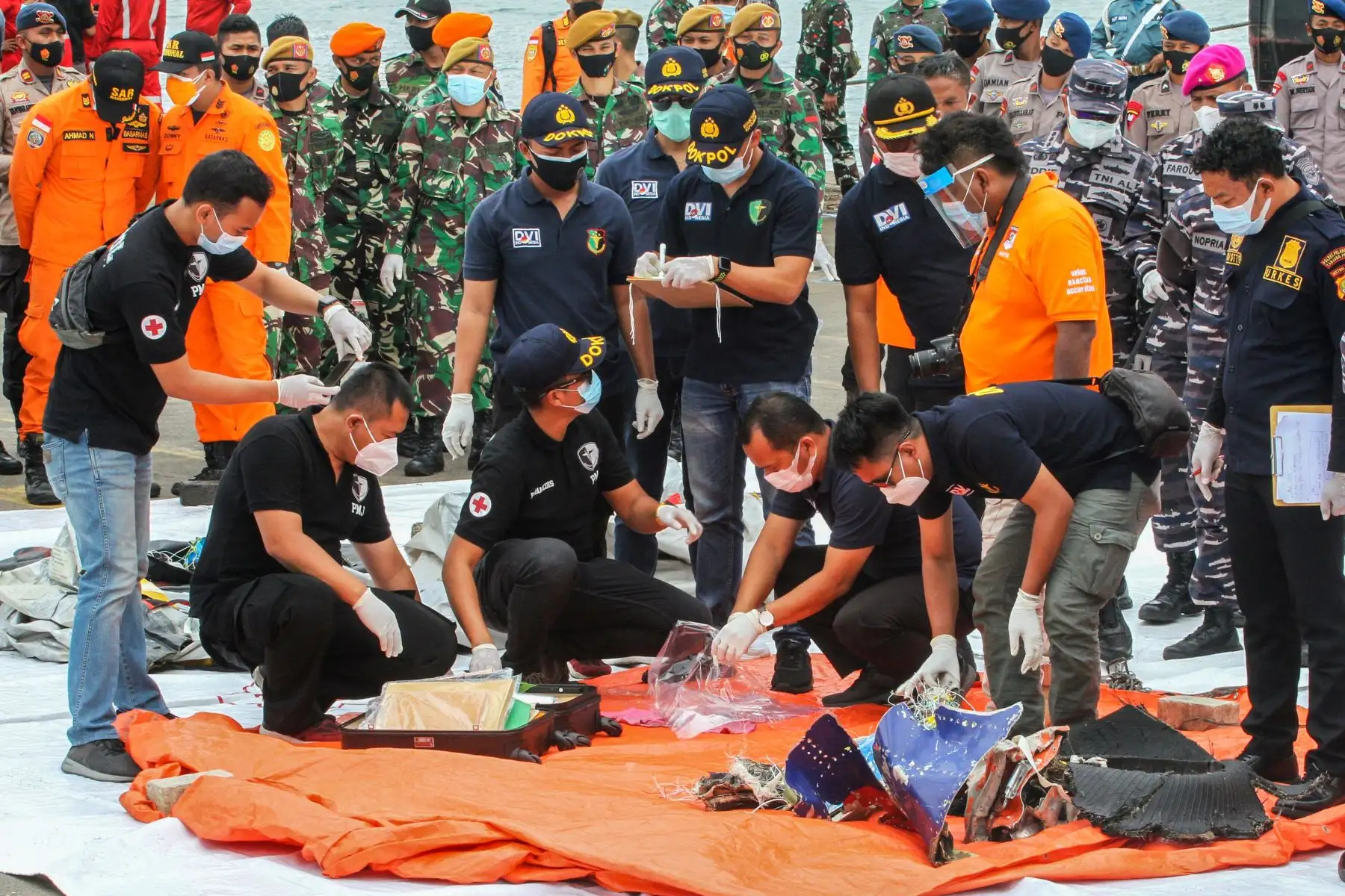 Los equipos de rescate inspeccionan los artículos recuperados y los escombros en el puerto de Yakarta , durante la operación de búsqueda del vuelo SJY182 de Sriwijaya Air, que se estrelló después de despegar.
Foto:  AFP