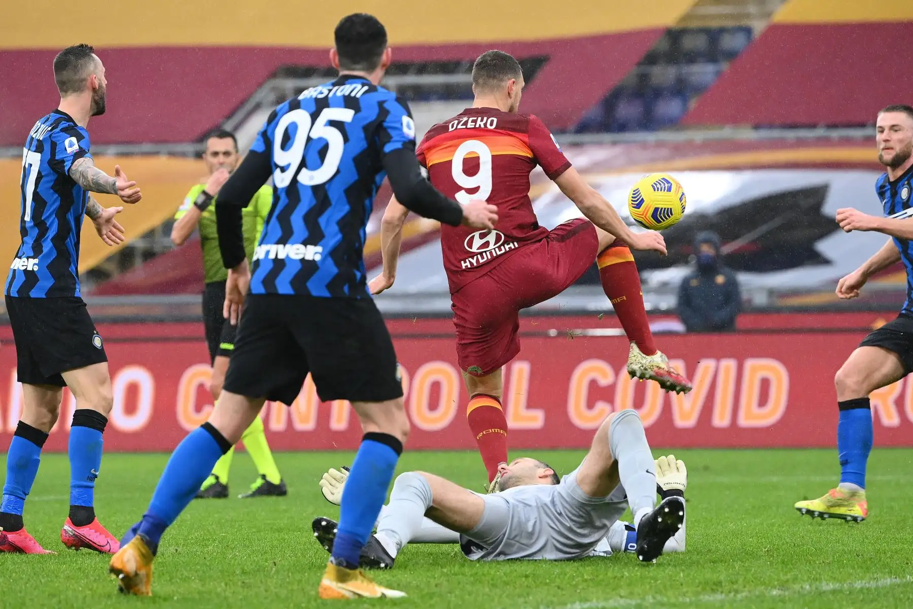 El delantero bosnio de la Roma Edin Dzeko comete una falta al portero esloveno del Inter de Milán Samir Handanovic durante el partido de fútbol entre Roma vs Inter de Milán el en el estadio Olímpico de Roma.
Foto: AFP