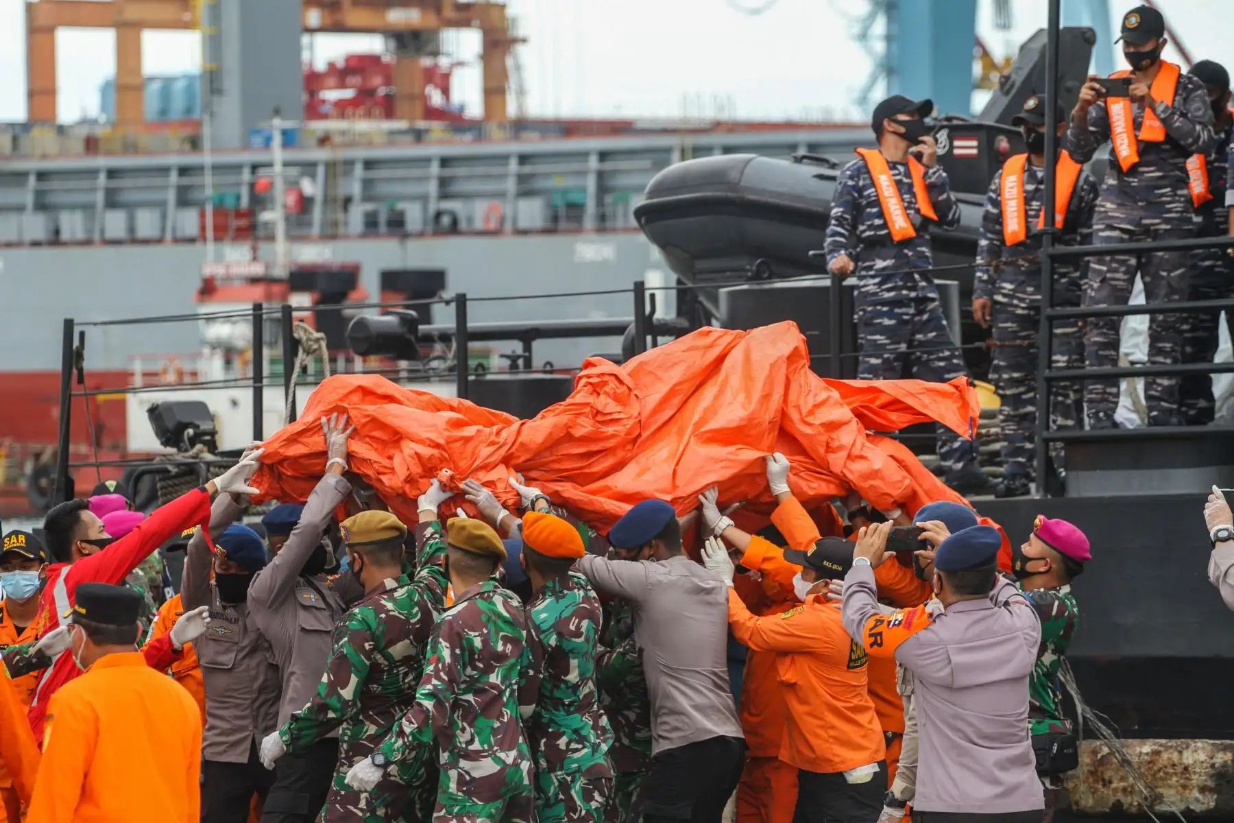 Los equipos de rescate llevan escombros recuperados en el puerto de Yakarta, durante la operación de búsqueda del vuelo SJY182 de Sriwijaya Air, que se estrelló después del despegue de Yakarta.
Foto: AFP
