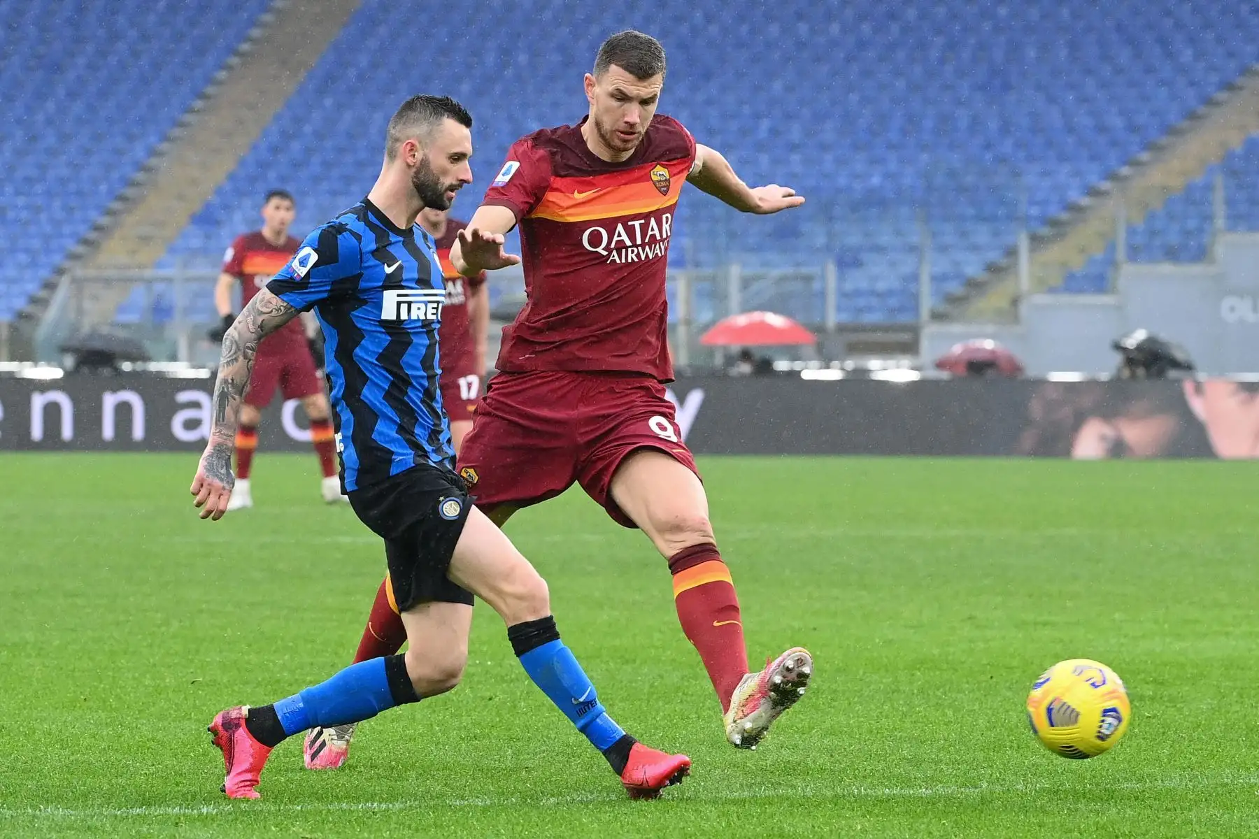 El centrocampista croata del Inter de Milán Marcelo Brozovic y el delantero bosnio de la Roma Edin Dzeko van por el balón durante el partido de fútbol entre Roma vs Inter de Milán en el Estadio Olímpico de Roma. 
Foto:AFP