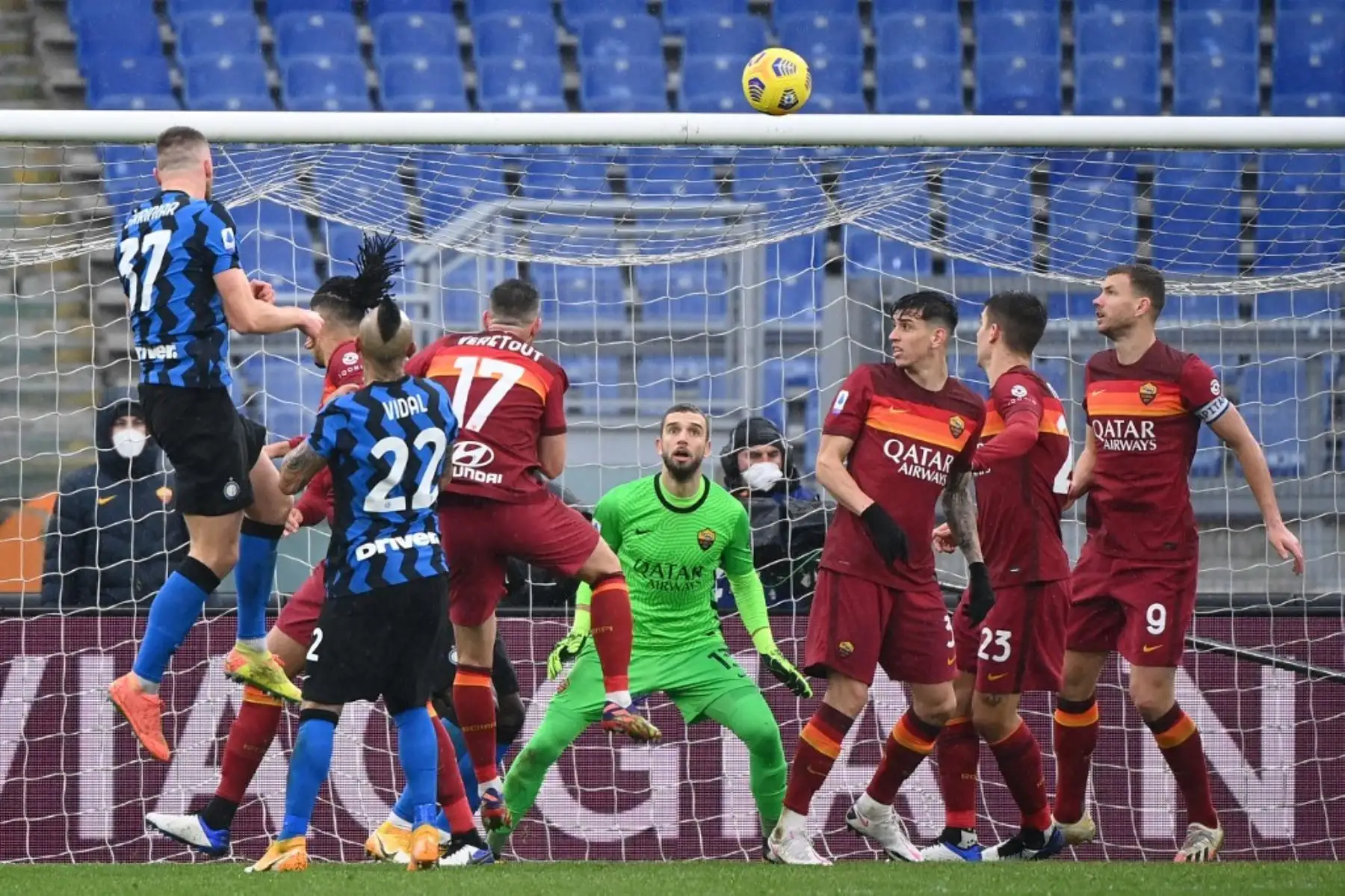 El Inter, segundo clasificado de la Serie A, ahora a tres unidades del líder Milan, fue empatado (2-2) al final del partido por la Roma, tercero en la tabla, este domingo en el Stadio Olimpico.
Foto: AFP