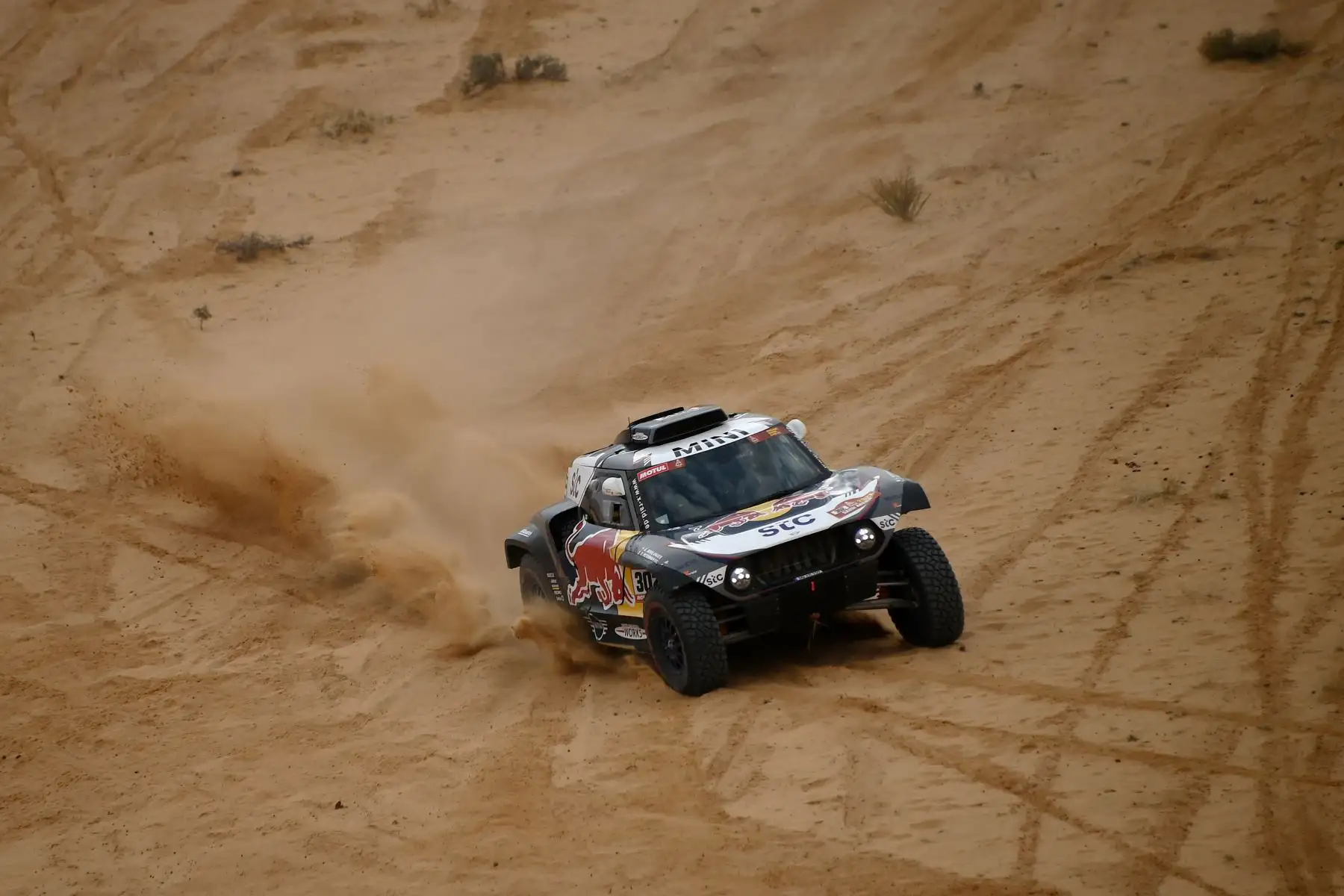 El piloto de Mini Stephane Peterhansel y su copiloto Edouard Boulanger de Francia compiten durante la etapa 7 del Rally Dakar 2021, entre las ciudades de Hail y Sakaka, en el norte de Arabia Saudita.
Foto: AFP