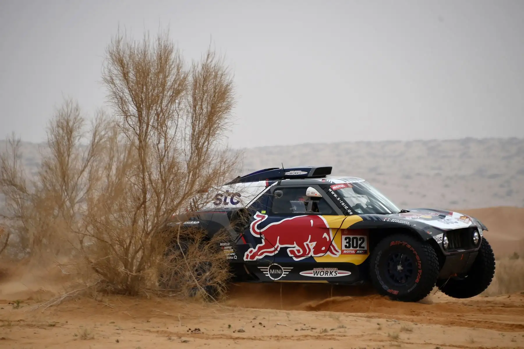 El piloto de Mini Stephane Peterhansel y su copiloto Edouard Boulanger de Francia compiten durante la etapa 7 del Rally Dakar 2021, entre las ciudades de Hail y Sakaka, en el norte de Arabia Saudita.
Foto: AFP