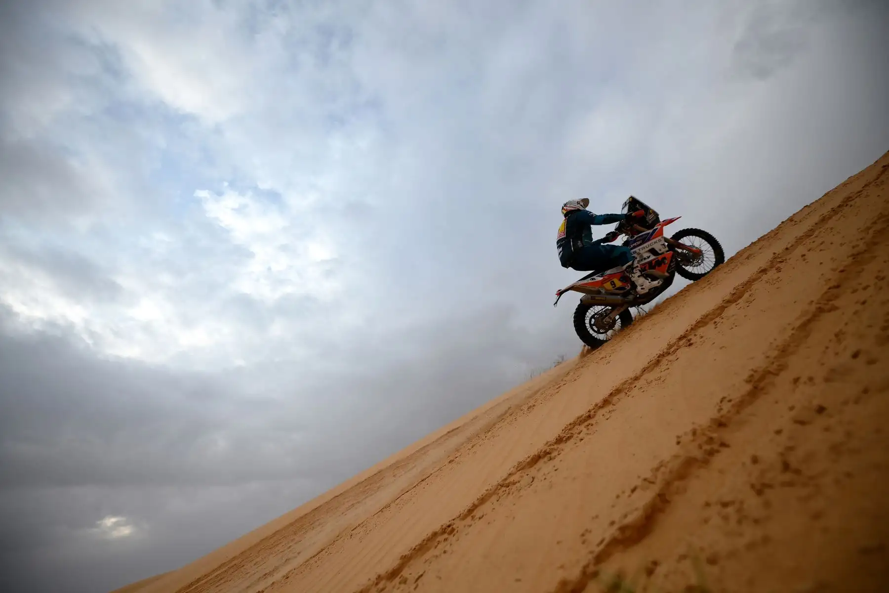 El ciclista estadounidense Skyler Howes compite durante la etapa 7 del Rally Dakar 2021, entre las ciudades de Hail y Sakaka, en el norte de Arabia Saudita.
Foto:  AFP