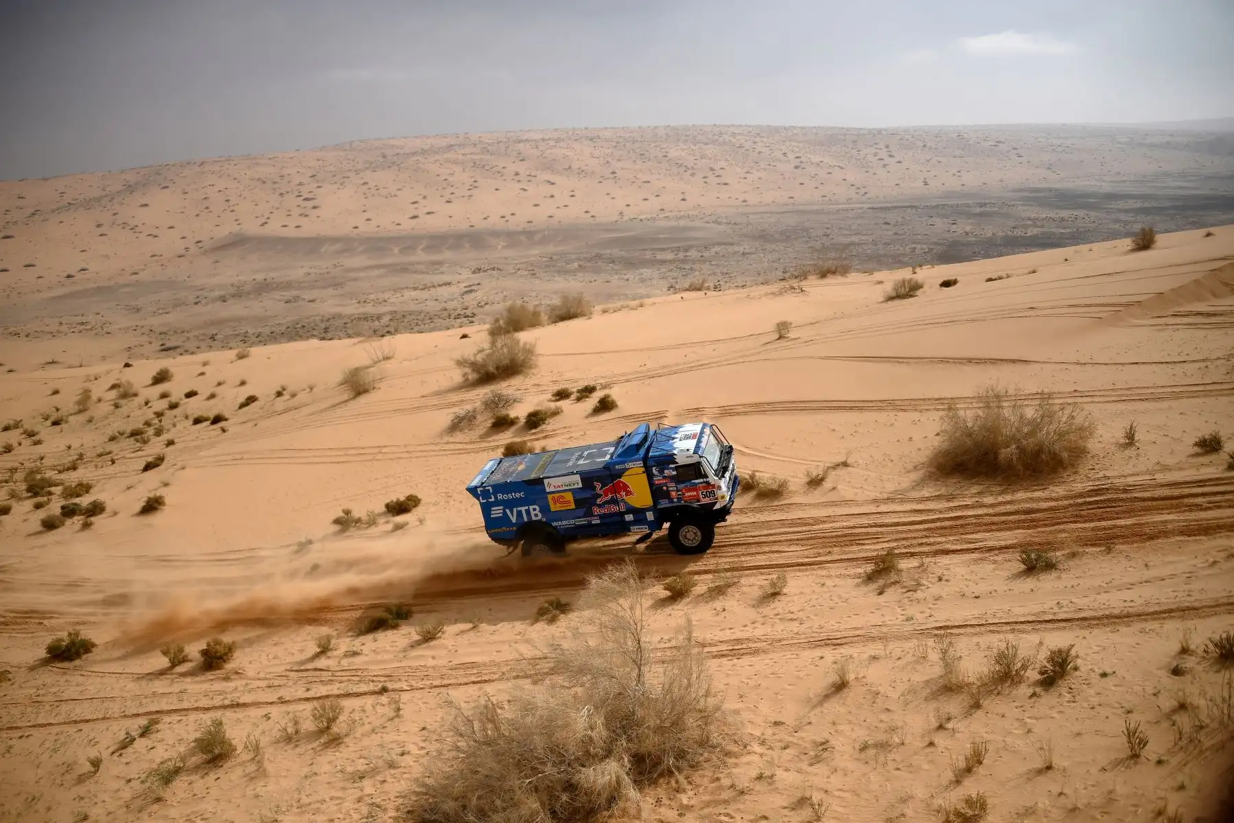 El piloto ruso de Kamaz, Airat Mardeev, y los copilotos Akhmet Galiautdinov y Dmitry Svistunov compiten durante la etapa 7 del Rally Dakar 2021, entre las ciudades de Hail y Sakaka, en el norte de Arabia Saudita.
Foto: AFP