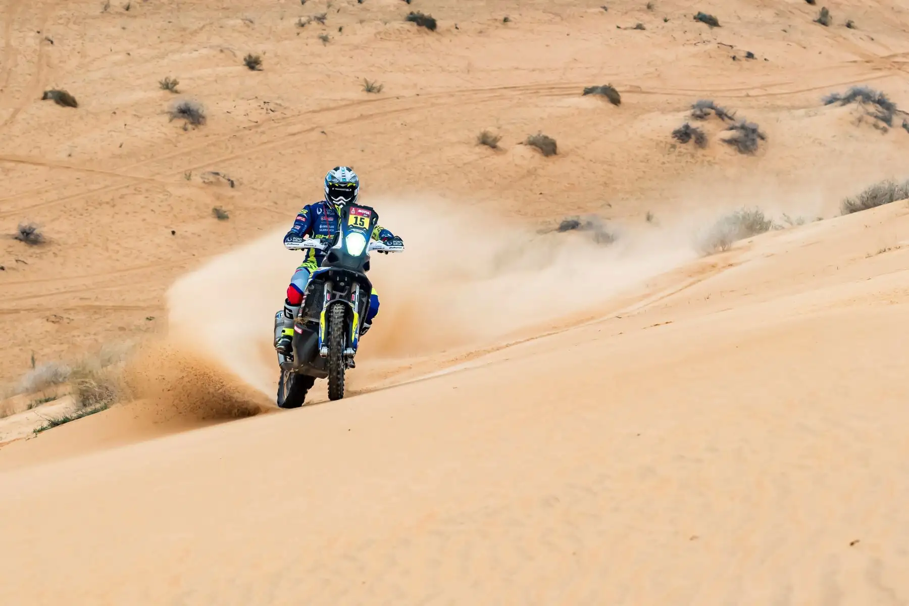 El piloto español Lorenzo Santolino, durante la séptima etapa del Rally Dakar, entre Ha