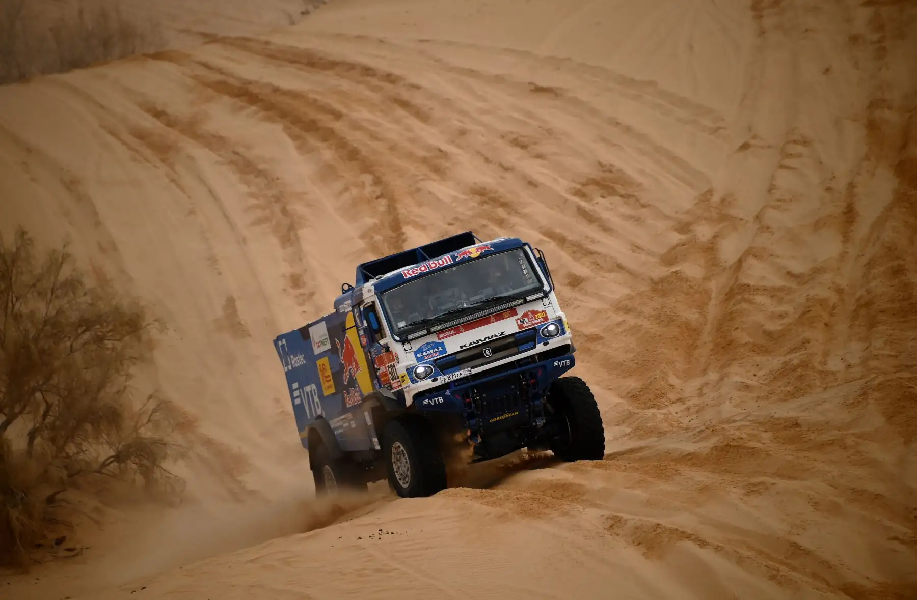 El piloto ruso de Kamaz, Anton Shibalov, y los copilotos Dmitry Nikitin e Ivan Tatarinov compiten durante la etapa 7 del Rally Dakar 2021, entre las ciudades de Hail y Sakaka, en el norte de Arabia Saudita.
Foto: AFP