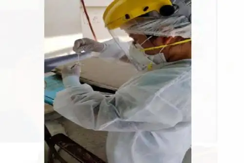 La prueba de antígeno detecta el virus desde el primer día de síntomas, sólo se requiere una muestra de hisopado nasal del paciente y en 30 minutos ya está el resultado.