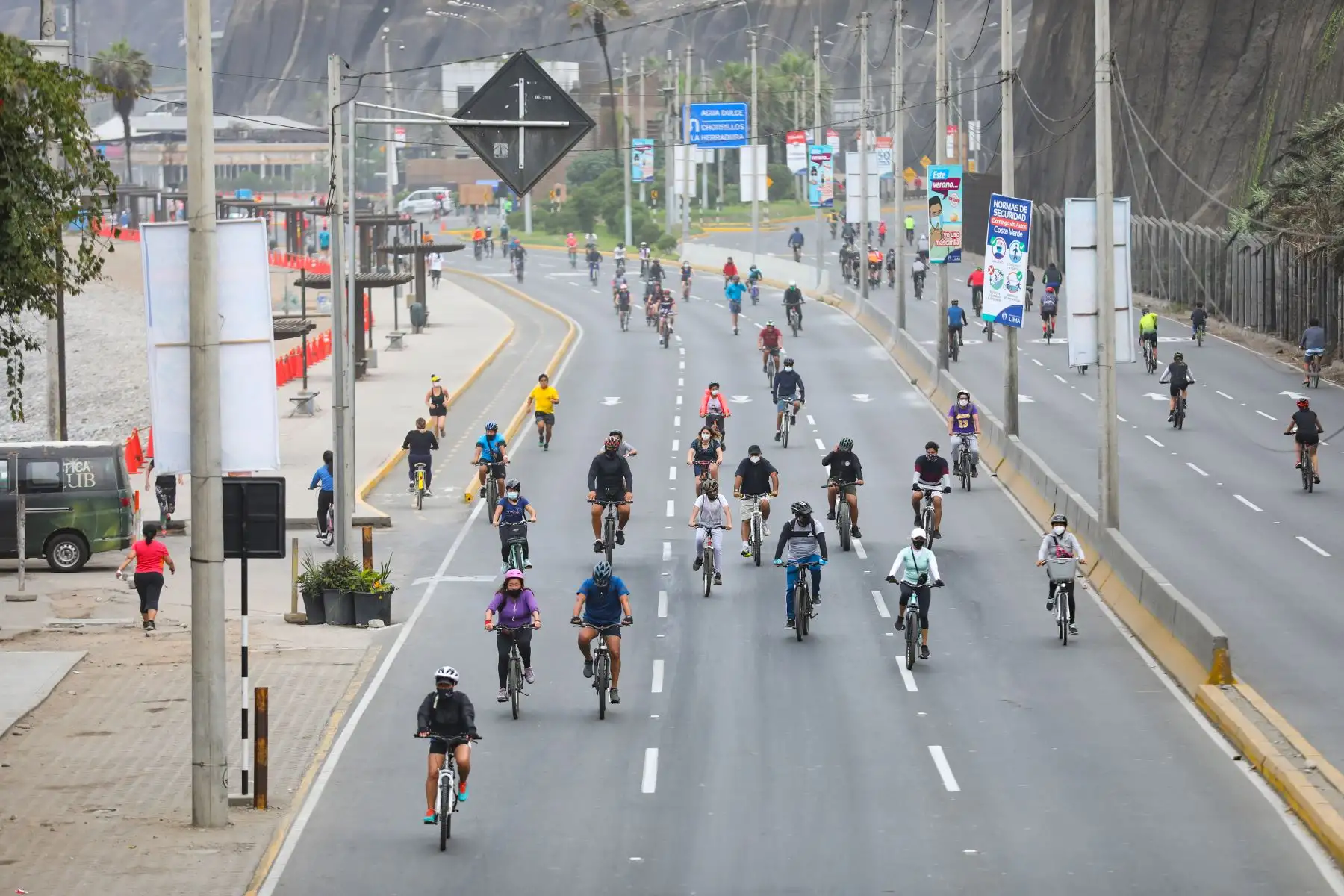 Tras cierre de Costa Verde por fin de semana, ciudadanos realizan actividades deportivas en familia.
Foto: Municipalidad de Lima